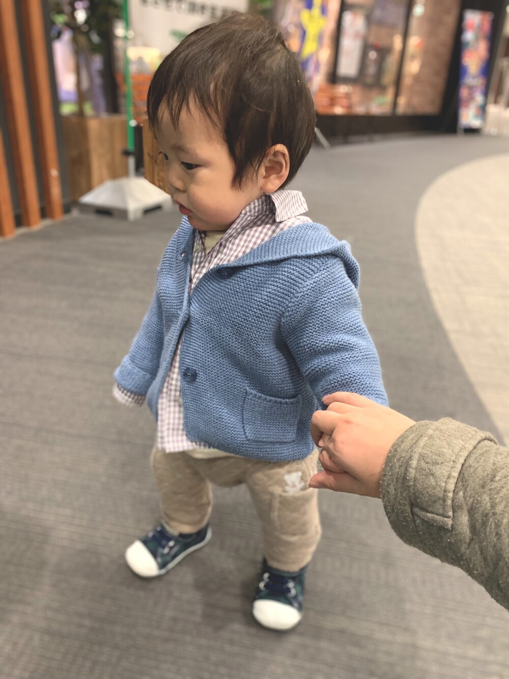 「シンプルコーデ、キッズファッション、キッズコーデ、冬コーデ、男の子コーデ、1歳、くま耳、カジュアル」｜「apres les coursのアイテム（シャツ/ブラウス、パープル系）」を使った、icchaさん（キッズ・70cm）の冬コーディネートの1枚目の写真