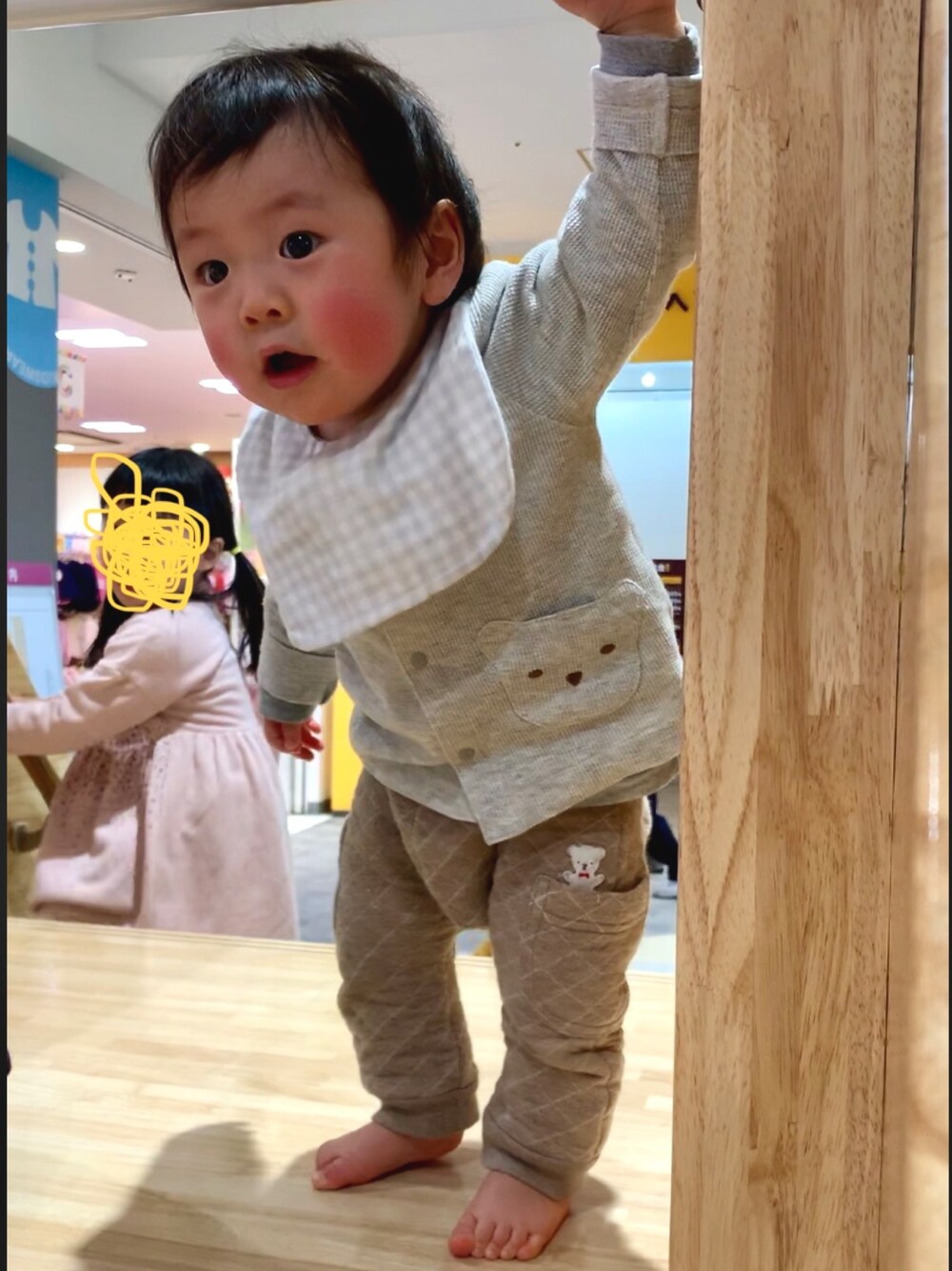「むすこーで、kids、1歳、コンビミニ、カーディガン」｜「combiminiのアイテム（カーディガン/ボレロ、グレー系）」を使った、icchaさん（キッズ・70cm）の冬コーディネートの1枚目の写真