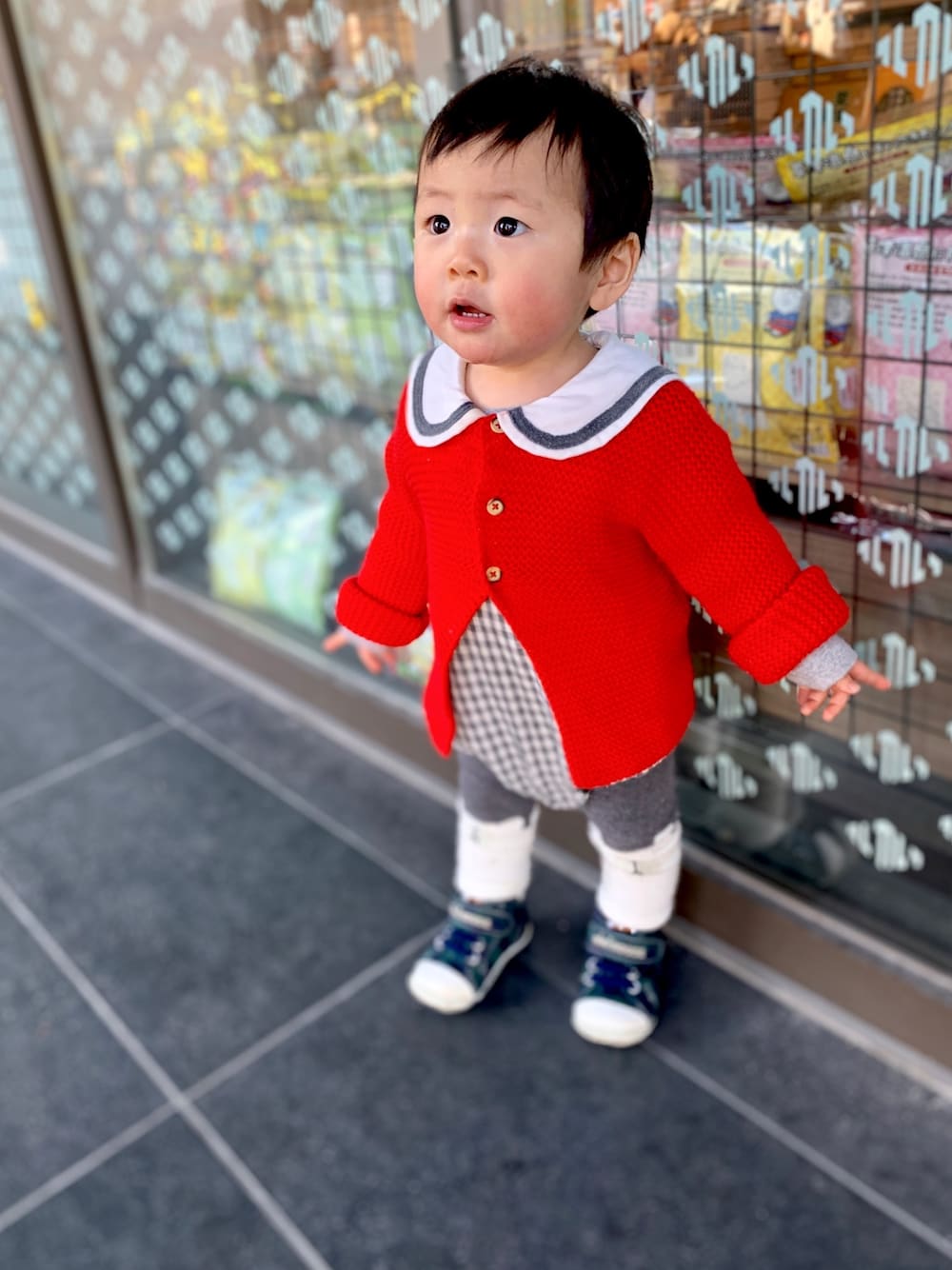 「おとこのこ、ニット、ベビーコーデ、レギンス、カジュアル、1歳、韓国子供服、カーディガン、ロンパース」｜「PETIT BATEAUのガーター編みニットカーディガン（カーディガン/ボレロ、レッド系）」を使った、icchaさん（キッズ・70cm）の冬コーディネートの1枚目の写真