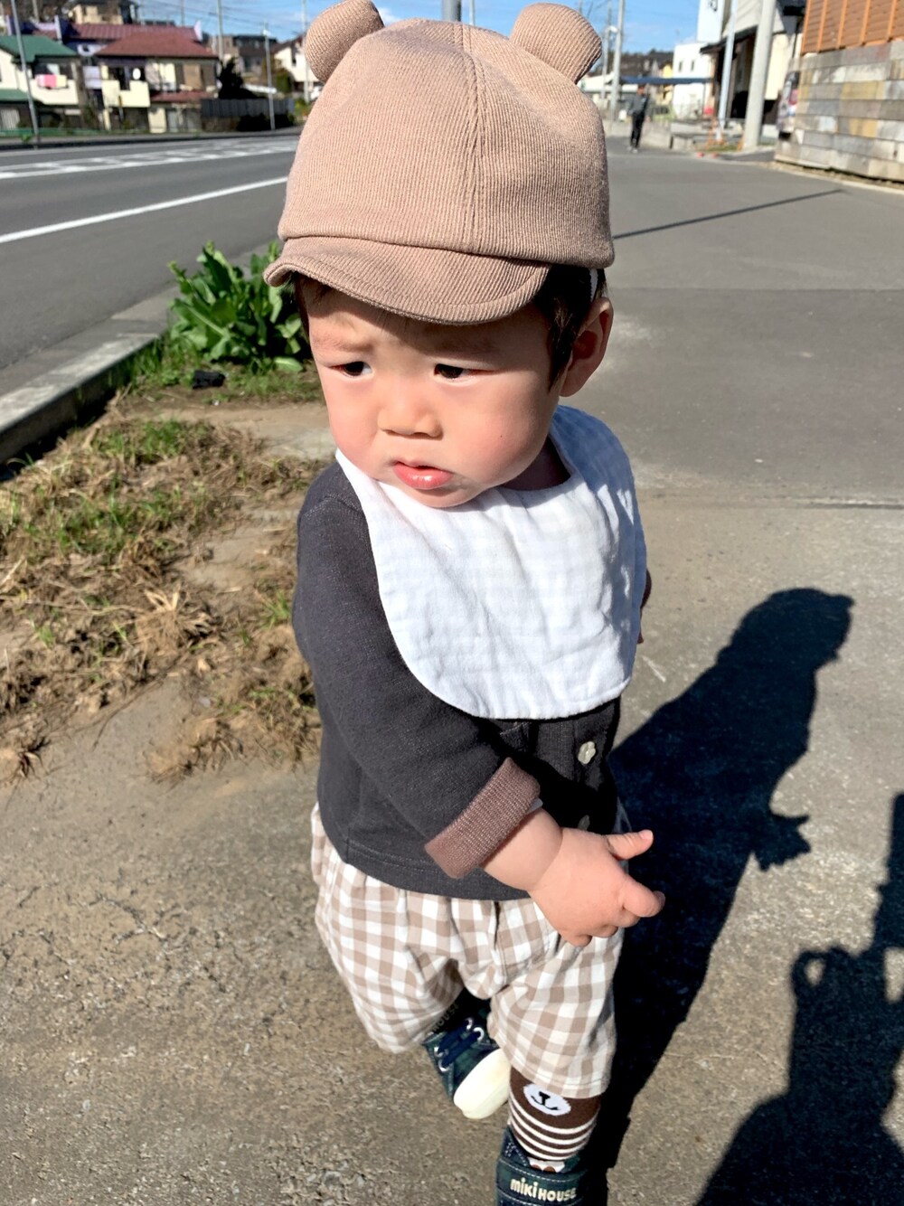 「パステル映える春、春コーデ、キッズコーデ、くま耳、ブラウンコーデ、ギンガムチェック、1歳、おとこのこ」｜「combiminiのアイテム（カーディガン/ボレロ、ブラック系）」を使った、icchaさん（キッズ・70cm）の春コーディネートの1枚目の写真