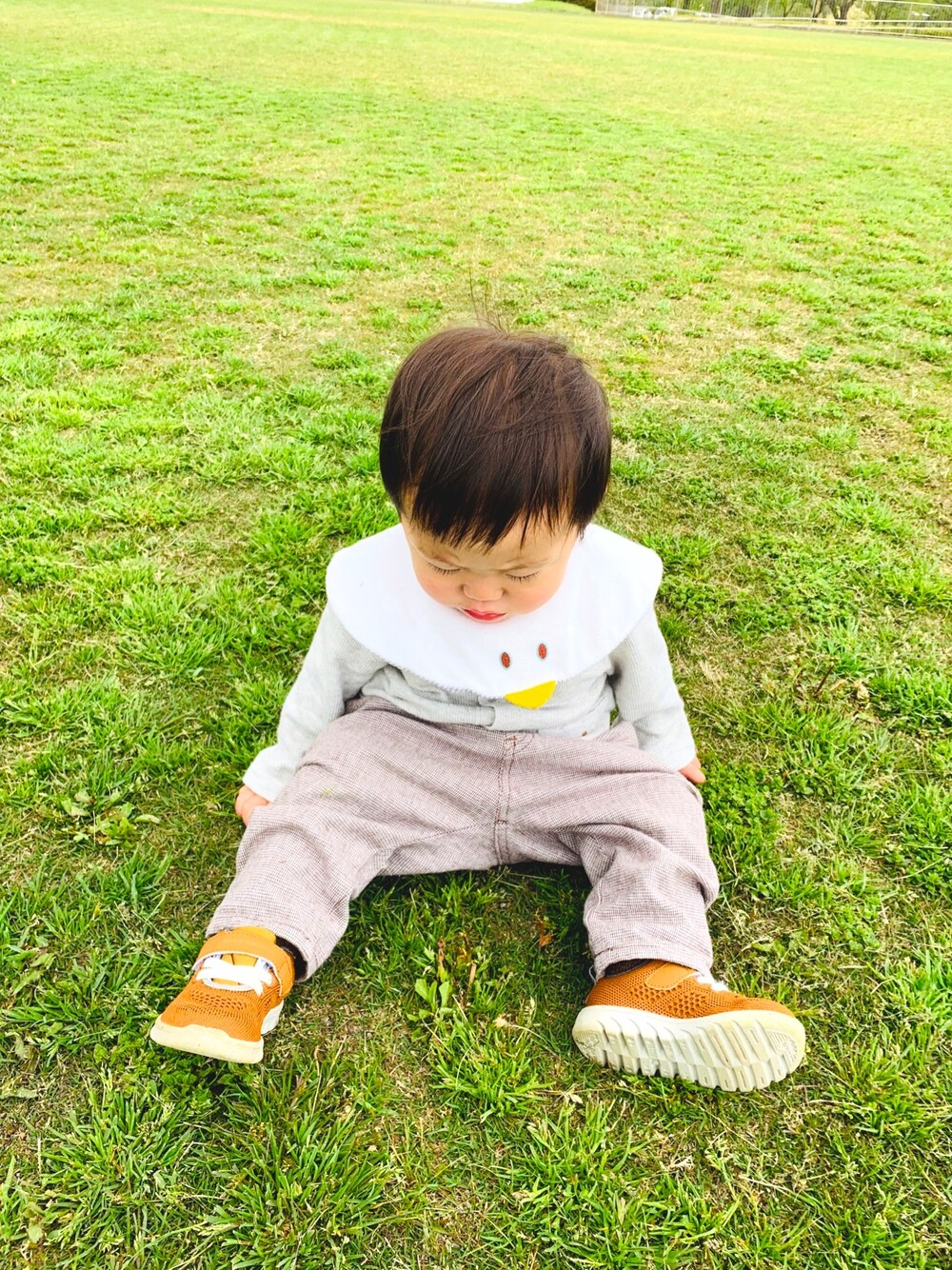 「キッズコーデ、休日スタイル、kidsfashion、おとこのこ、むすこーで、1歳、あかちゃんコーデ、こどもコーデ」｜「baby cheerのシンカーパイル　カモメドーナツスタイ（スタイ/よだれかけ、ホワイト系）」を使った、icchaさん（キッズ・70cm）の春コーディネートの1枚目の写真