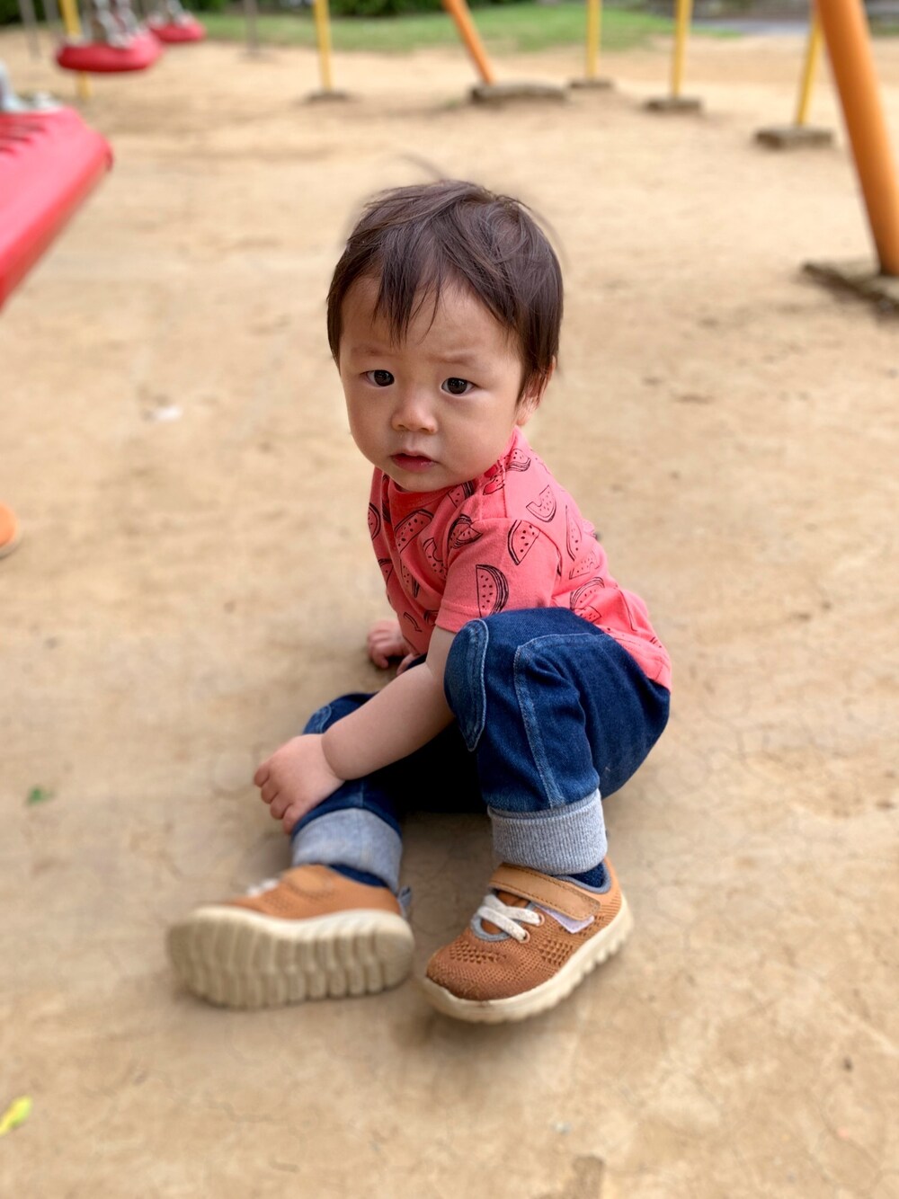 「休日スタイル、キッズファッション、男の子コーデ、夏コーデ、Tシャツ、ジーンズ、1歳、公園」｜「kids zooのアイテム（Tシャツ/カットソー、レッド系）」を使った、icchaさん（キッズ・70cm）の春コーディネートの1枚目の写真