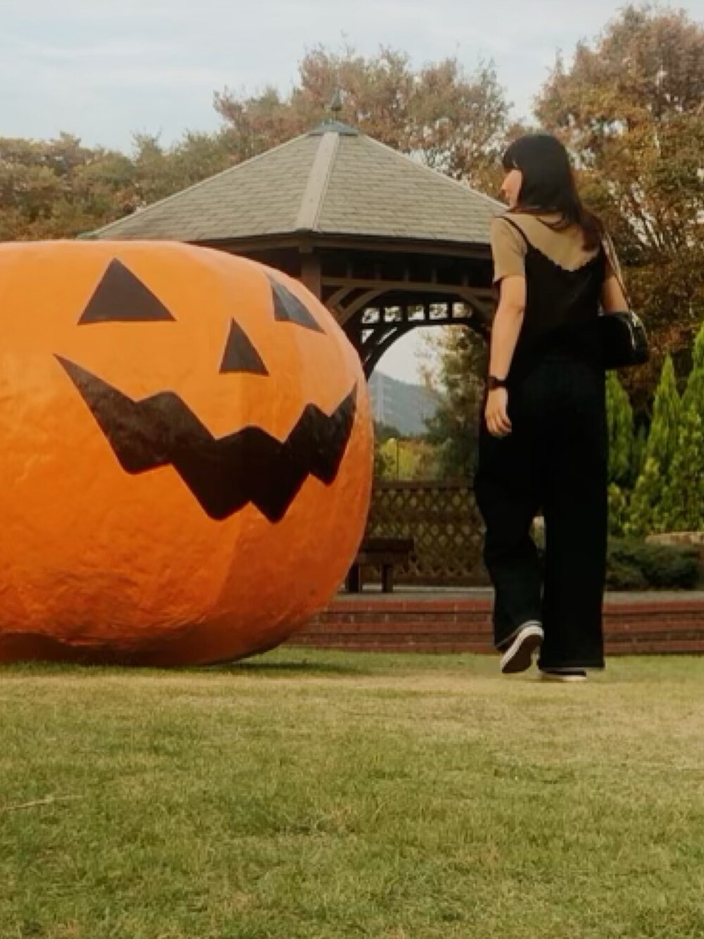 「低身長、オトナカジュアル、スニーカーコーデ、休日スタイル、ベージュコーデ、コンバース、ハロウィン」｜「GUのアイテム（Tシャツ/カットソー、ベージュ系）」を使った、むらかみさん（レディース・158cm）の秋コーディネートの1枚目の写真