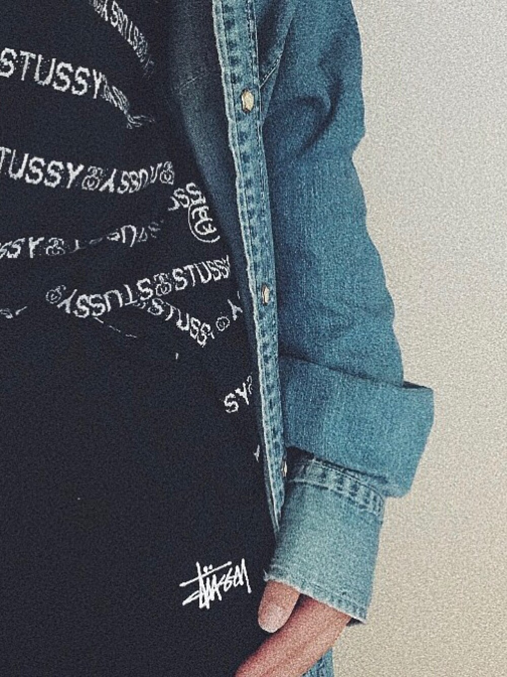 「stussy、newzealand、denim」｜「STUSSYのアイテム（タンクトップ、ブラック系）」を使った、maimeloさん（レディース・162cm）の夏コーディネートの1枚目の写真
