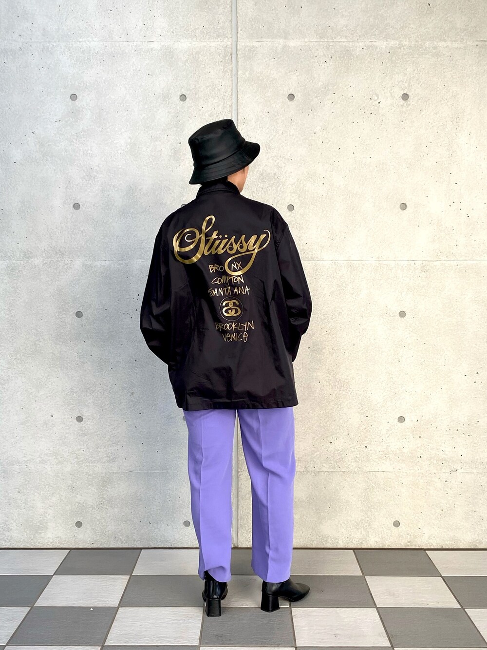 「パンツコーデ、レザー、レザーシューズ、バケットハット、コーチジャケット、stussy、LOWRYS FARM、URBAN RESEARCH、バックプリント、カラーパンツ」｜「STUSSYのアイテム（ジャケット/アウター、ブラック系）」を使った、maimeloさん（レディース・162cm）の冬コーディネートの1枚目の写真