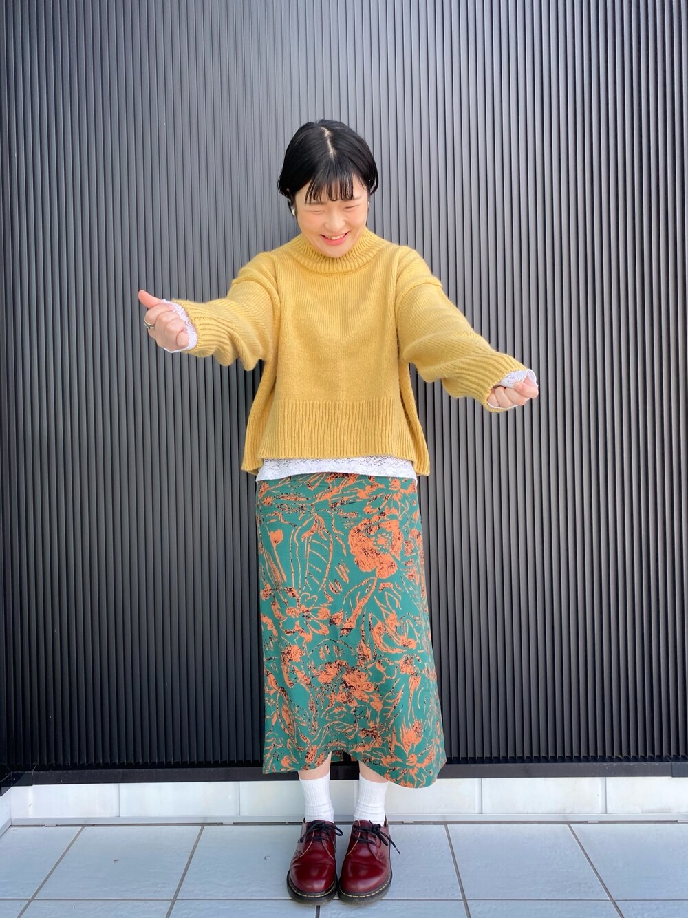 「春、おしゃれさんと繋がりたい、大人コーデ、Kastane、ootd、Iラインスカート、URBAN RESEARCH、Dr.Martens、黄色、緑」｜「URBAN RESEARCHのタートルスクエアニット（ニット/セーター、イエロー系）」を使った、maimeloさん（レディース・162cm）の春コーディネートの1枚目の写真