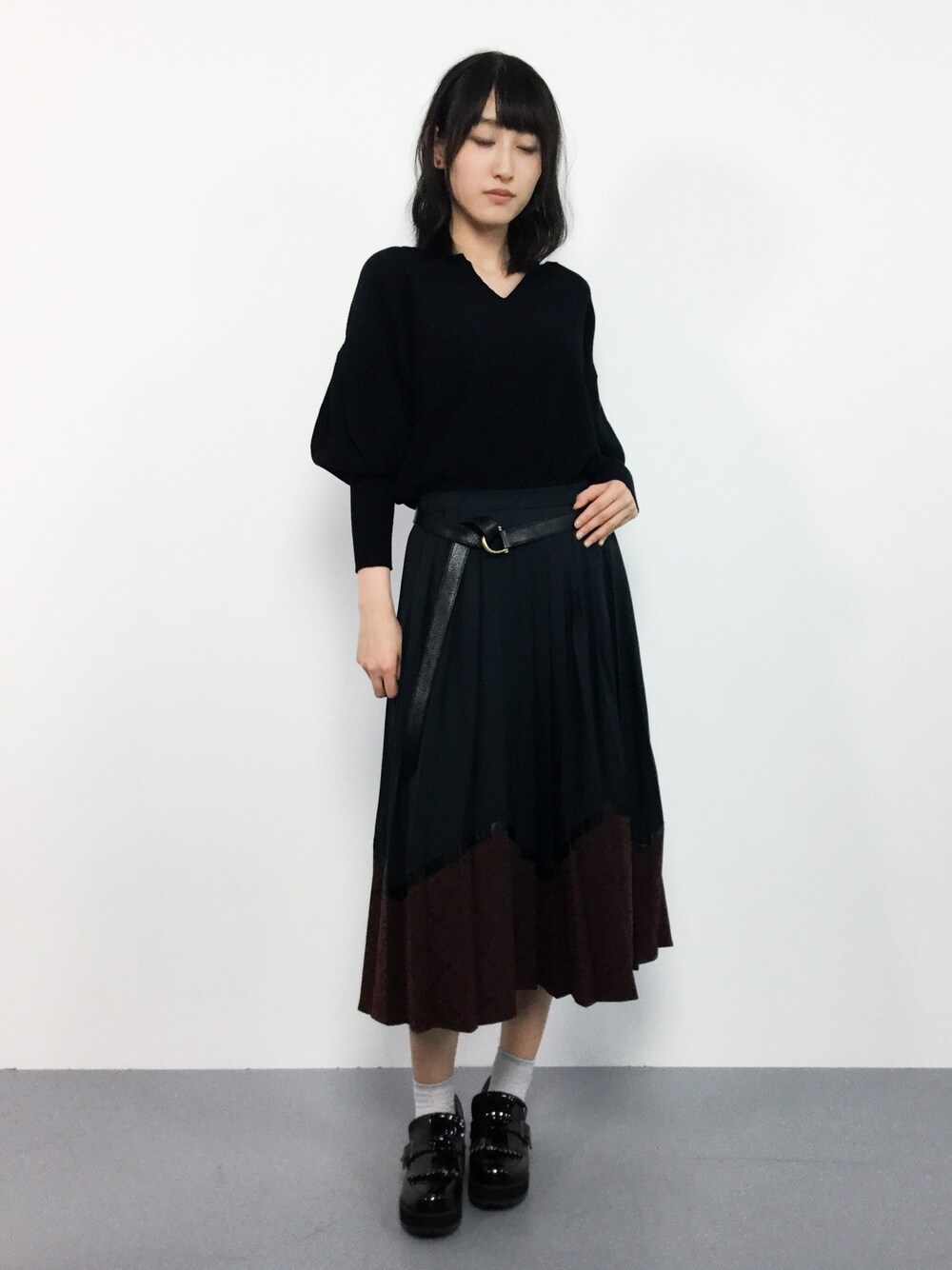 「シンプル、黒、オールブラック、大人コーデ、モード、秋服、黒ニット、黒スカート、秋、秋コーデ」｜「Another Editionのパフスリーブキーネックプルオーバー（ニット/セーター、ブラック系）」を使った、はしもさん（レディース・162cm）の秋コーディネートの1枚目の写真