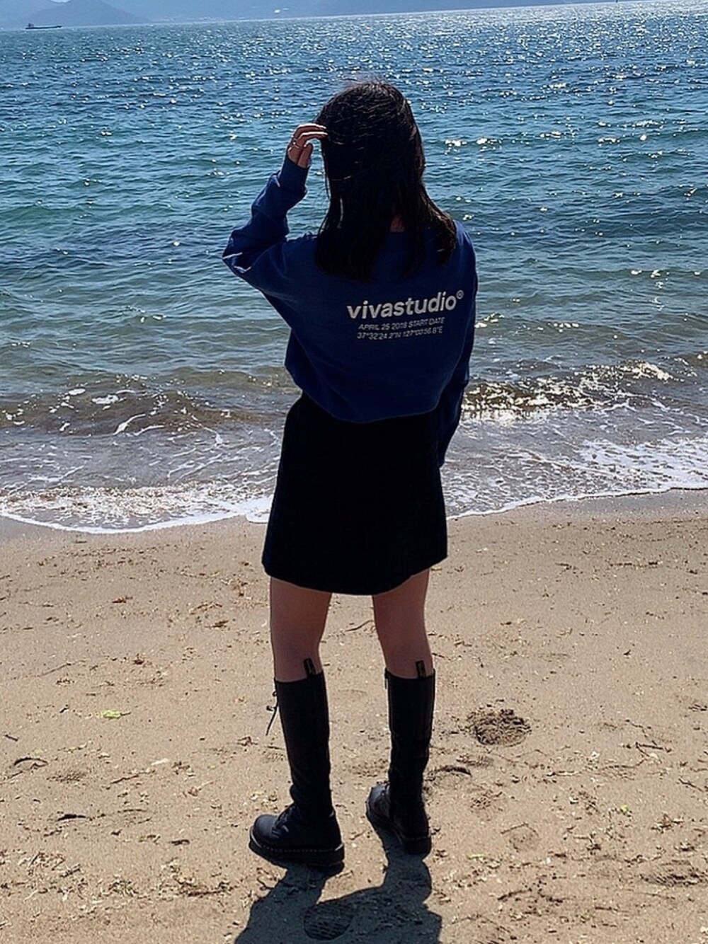 「韓国ファッション、ストリート、Dr.Martens、カジュアル、アースカラー、ミニスカート、シンプル、メンズライク、おしゃれさんと繋がりたい、チェック」｜「VIVASTUDIOのLOCATION LOGO CREWNECK（スウェット、ブルー系）」を使った、annaさん（レディース・167cm）の春コーディネートの1枚目の写真