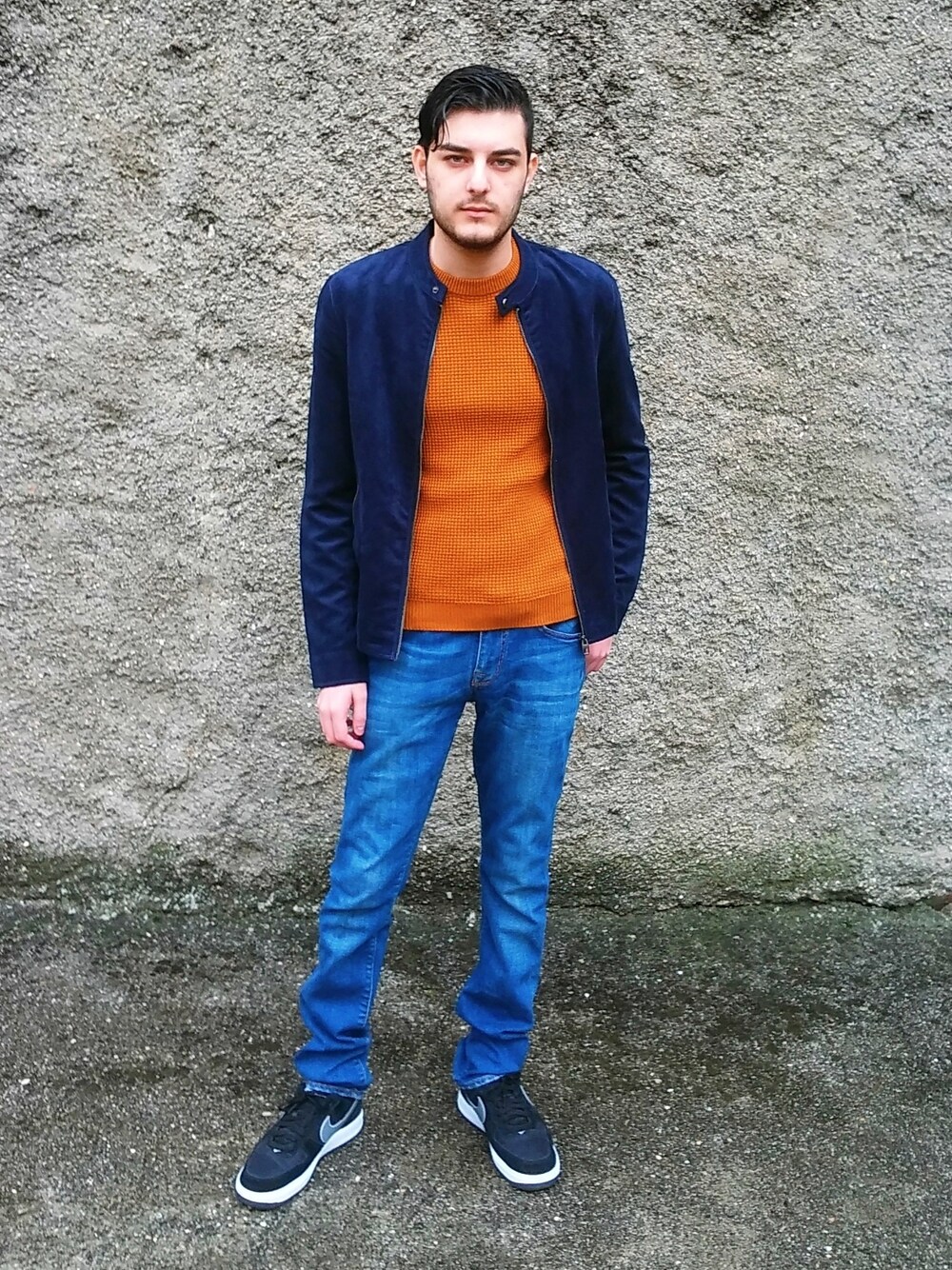 「ニット、ジャケット、デニム、denim、knit、H&M、ZARA、大人カジュアル、jacket 、streetstyle」｜「ZARAのアイテム（ノーカラージャケット、ブルー系）」を使った、Fabio Arapiさん（メンズ・175cm）の冬コーディネートの1枚目の写真