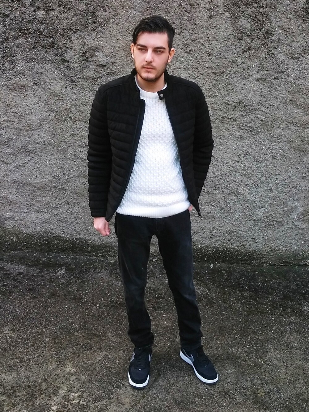 「ニット、デニム、denim、knit、H&M、ZARA、モノトーン、winter、monotone、streetstyle」｜「H&Mのアイテム（ニット/セーター、ホワイト系）」を使った、Fabio Arapiさん（メンズ・175cm）の冬コーディネートの1枚目の写真