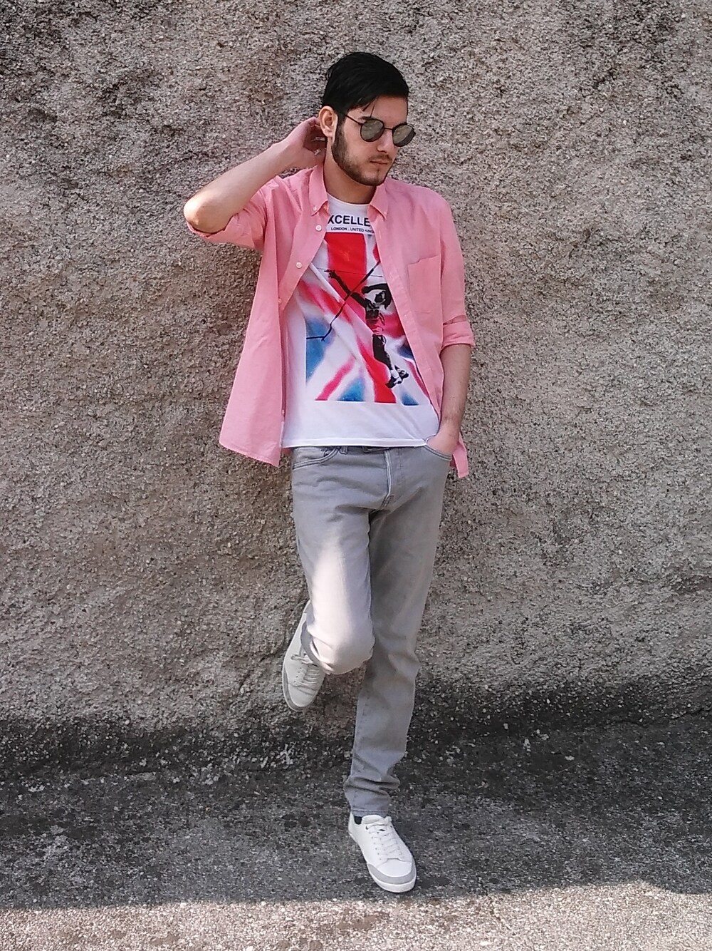 「デニム、カジュアル、スキニー、denim、spring、春、ootd、春コーデ、outfit、streetstyle」｜「H&Mのアイテム（シャツ/ブラウス、ピンク系）」を使った、Fabio Arapiさん（メンズ・175cm）の春コーディネートの1枚目の写真