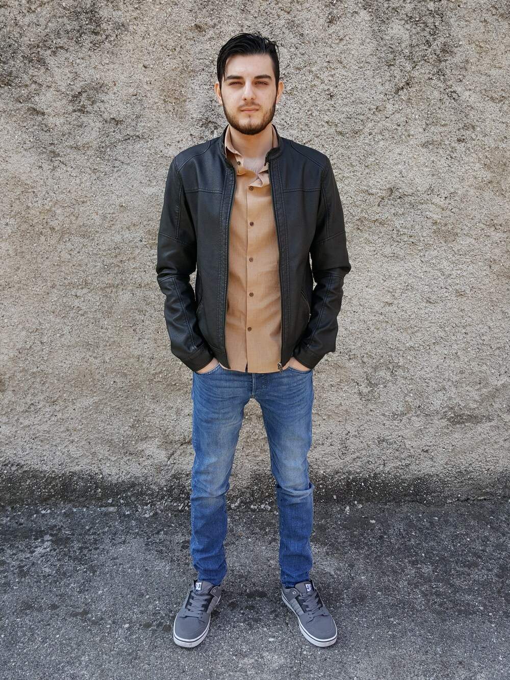 「ライダース、denim、大人カジュアル、大人コーデ、ITALY、ootd、スキニーデニム、シンプルコーデ、outfit、streetstyle」｜「Jack & Jonesのアイテム（ライダースジャケット、ブラック系）」を使った、Fabio Arapiさん（メンズ・175cm）の春コーディネートの1枚目の写真