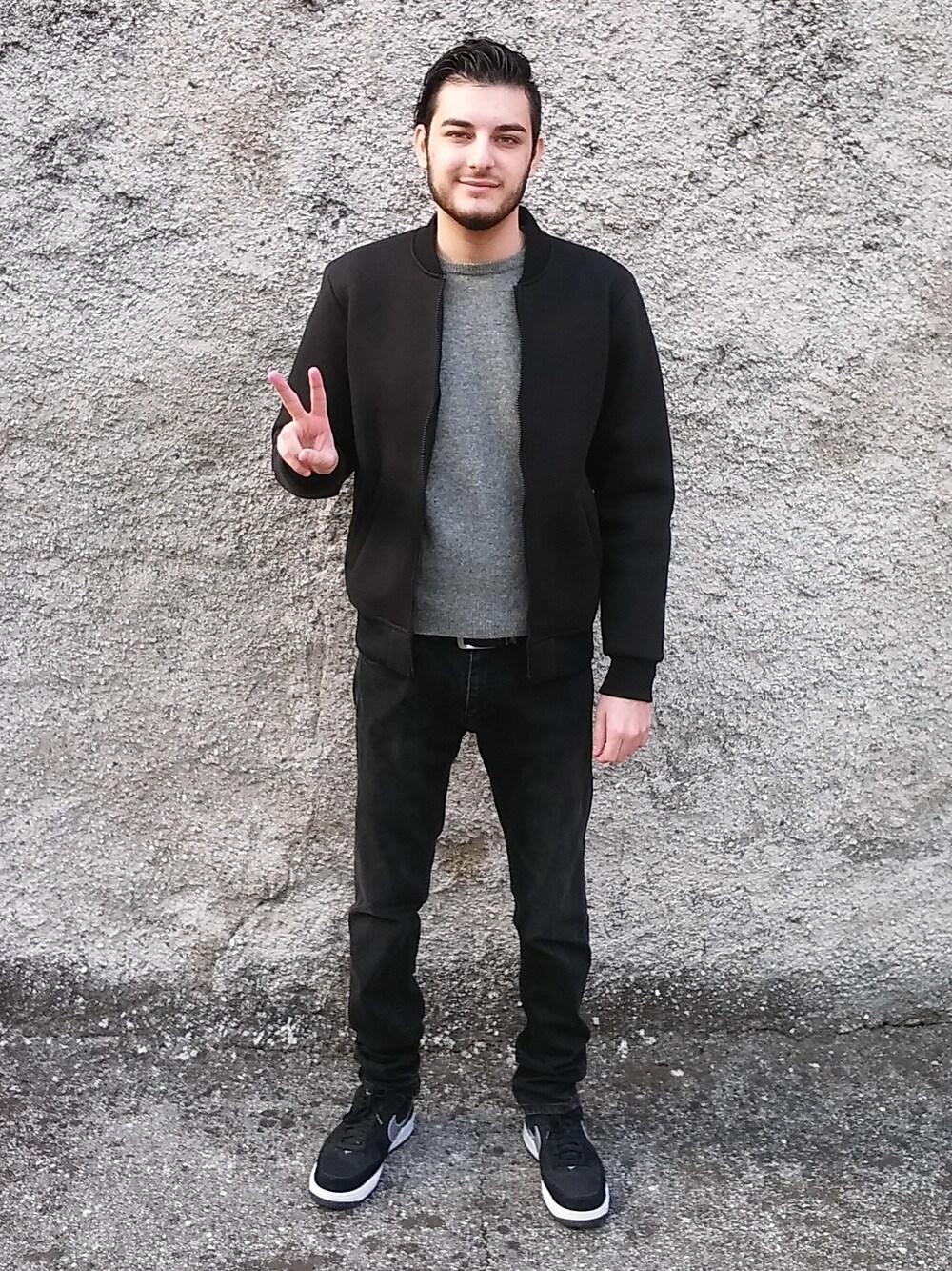 「デニム、denim、大人カジュアル、デニムパンツ」｜「OVS（ノーカラージャケット、ブラック系）」を使った、Fabio Arapiさん（メンズ・175cm）の冬コーディネートの1枚目の写真