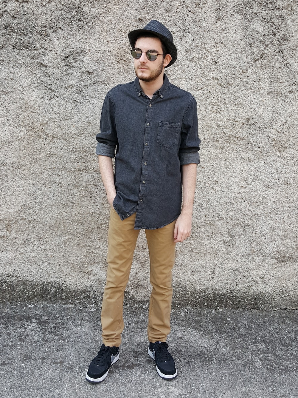 「デニム、NIKE、denim、サングラス、ハット、大人カジュアル、hat、outfit、 ootd、streetstyle」｜「アイテム（ハット、グレー系）」を使った、Fabio Arapiさん（メンズ・175cm）の春コーディネートの1枚目の写真