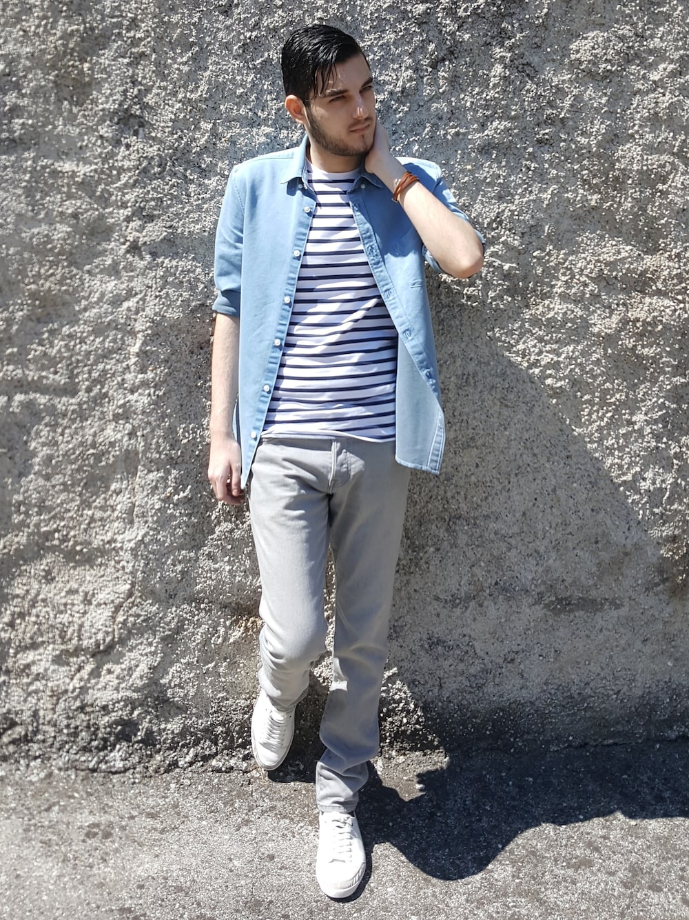 「カジュアル、ボーダー、ストリート、ストライプ、street、stripe、ootd、春コーデ、カジュアルコーデ、outfit」｜「Bershkaのアイテム（Tシャツ/カットソー、ホワイト系）」を使った、Fabio Arapiさん（メンズ・175cm）の春コーディネートの1枚目の写真