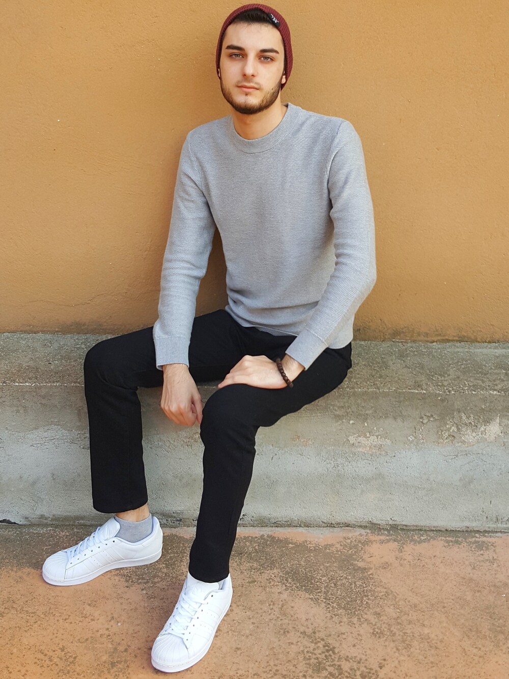 「ニット、カジュアル、シンプル、adidas、秋のコーデ、street、beanie、ootd、men、streetstyle」｜「PULL&BEARのアイテム（ニットキャップ/ビーニー、ブルー系）」を使った、Fabio Arapiさん（メンズ・174cm）の秋コーディネートの1枚目の写真