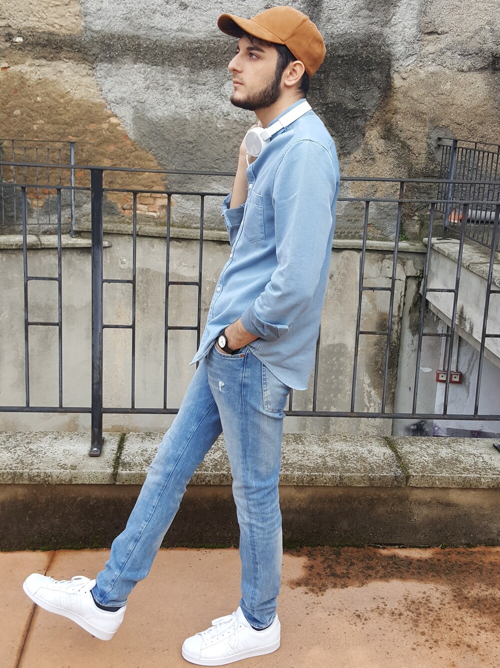 「シンプル、denim、キャップ、boy、デニデニ」｜「BEAMS BOYのCASIO / MQ247B2LLJF アナログ ウォッチ（アナログ腕時計、ブラック系）」を使った、Fabio Arapiさん（メンズ・174cm）の秋コーディネートの1枚目の写真