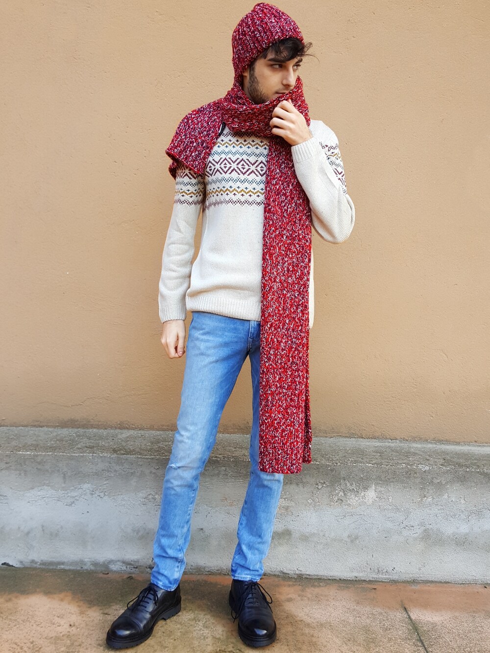 「denim、冬コーデ、fashion、冬、ノルディック柄、ootd、winter、scarf、outfit、boy」｜「PULL&BEARのアイテム（ニット/セーター、ホワイト系）」を使った、Fabio Arapiさん（メンズ・174cm）の冬コーディネートの1枚目の写真