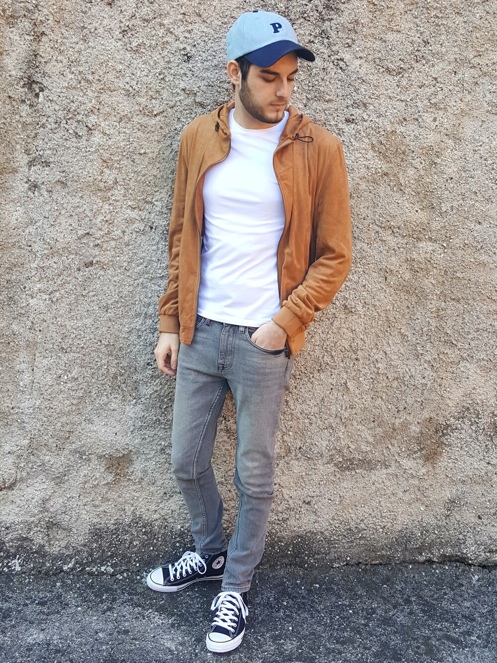 「デニム、コンバース、カジュアル、キャップ、converse、ストリート、ZARA、春、春コーデ、streetstyle」｜「PULL&BEARのアイテム（キャップ、ブルー系）」を使った、Fabio Arapiさん（メンズ・174cm）の春コーディネートの1枚目の写真
