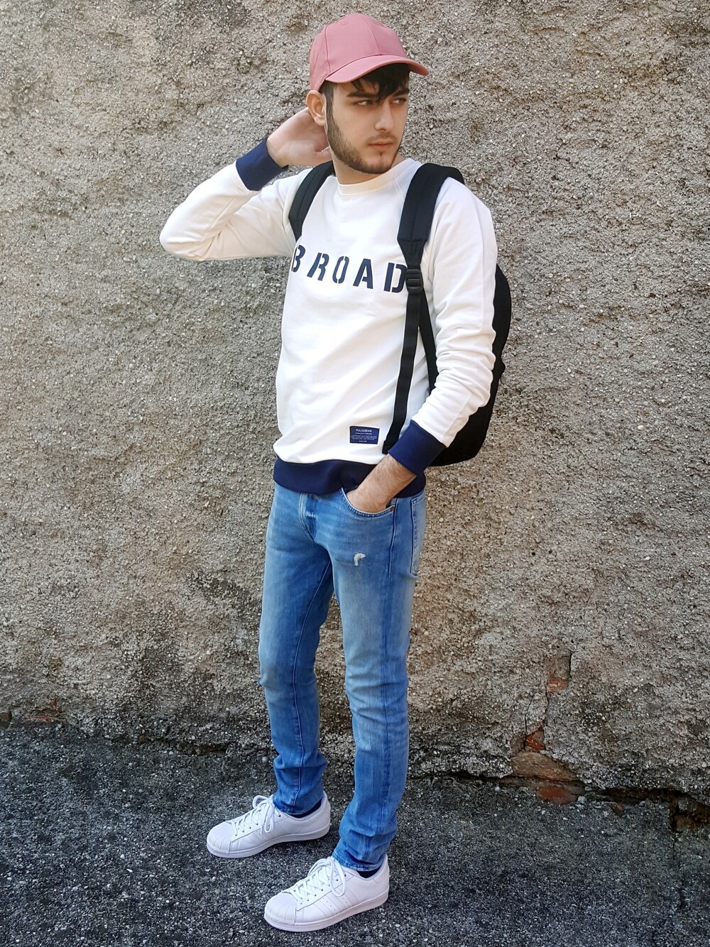「デニム、リュック、キャップ、adidas、ストリート、street、men、春コーデ、streetstyle、はるコーデ」｜「Bershkaのアイテム（キャップ、ピンク系）」を使った、Fabio Arapiさん（メンズ・174cm）の春コーディネートの1枚目の写真