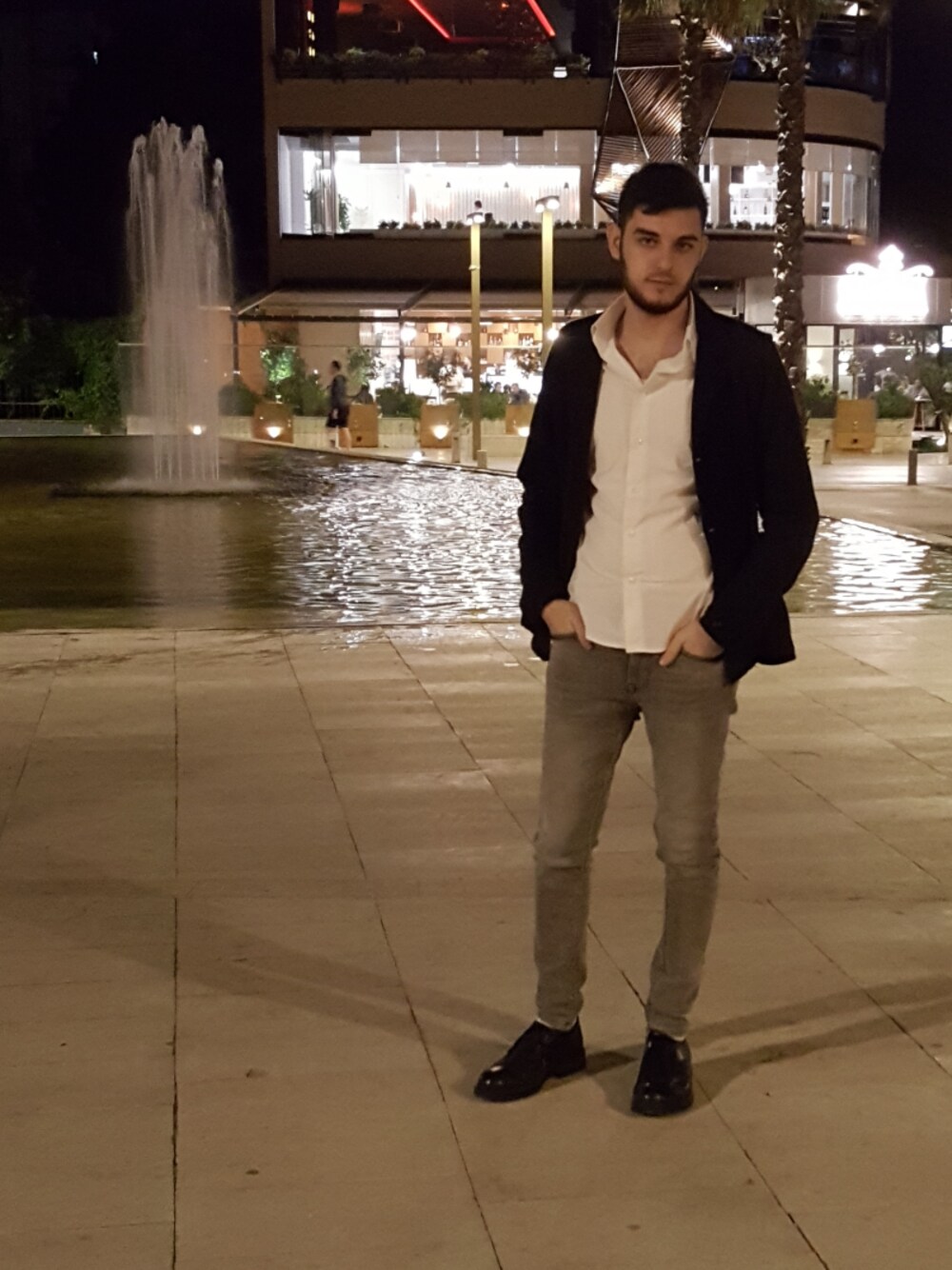 「denim、デニム、ZARA、シャツスタイル、モノトーン、モノトーンコーデ、ootd、ブーツ、大人コーデ、旅行」｜「OVSのアイテム（テーラードジャケット、ブラック系）」を使った、Fabio Arapiさん（メンズ・174cm）の春コーディネートの1枚目の写真
