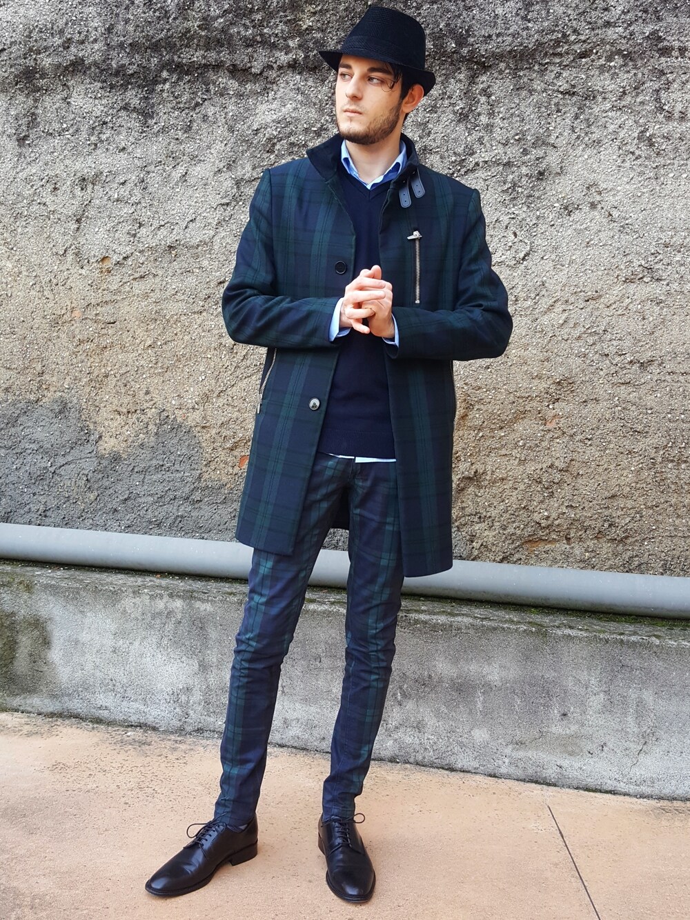 「チェック、コート、ZARA、ハット、レイヤードスタイル、大人カジュアル、coat、ootd、outfit、オトナカジュアル」｜「ZARAのアイテム（チェスターコート、グリーン系）」を使った、Fabio Arapiさん（メンズ・173cm）の冬コーディネートの1枚目の写真