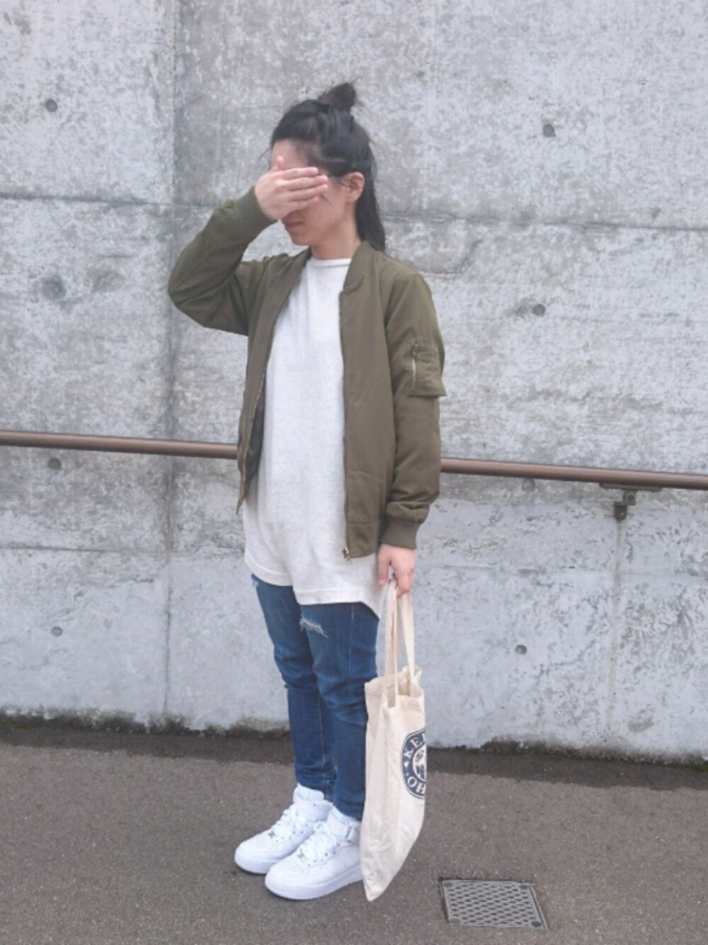 「NIKEのNIKE WMNS AIR FORCE 1 MID '07【SP】（スニーカー、ホワイト系）」を使った、ゆこさん（レディース・148cm）の春コーディネートの1枚目の写真