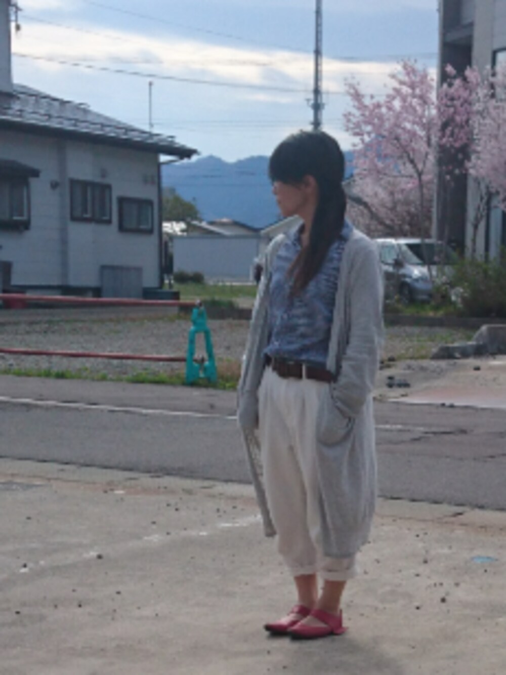 「BACK NUMBERのアイテム（カーディガン/ボレロ、グレー系）」を使った、ゆこさん（レディース・148cm）の春コーディネートの1枚目の写真