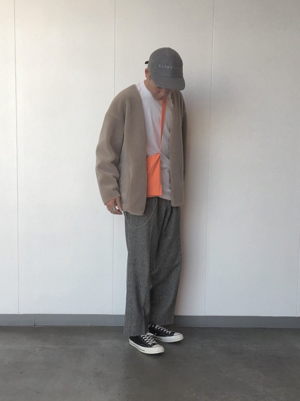 「ootd、カーディガン、グレンチェック、converse、スラックス、ウォレットチェーン、ナチュラル、シティーボーイ、サコッシュ」｜「BEAUTY&YOUTH UNITED ARROWSのアイテム（キャップ、グレー系）」を使った、Ryutaro.さん（メンズ・178cm）の秋コーディネートの1枚目の写真