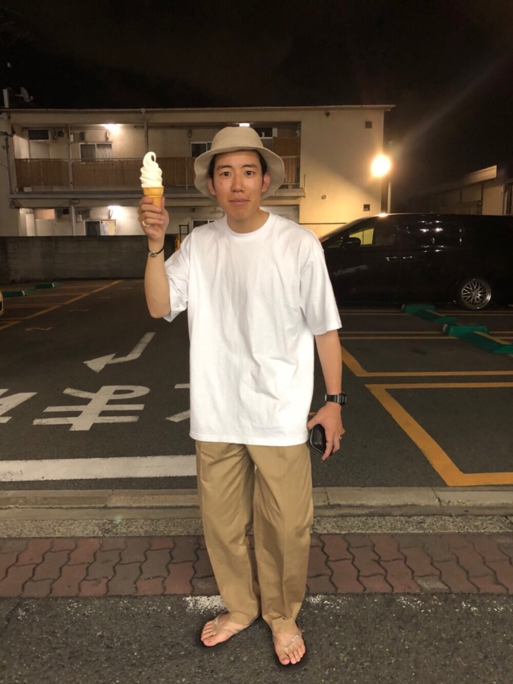 「シンプル、ゆったりコーデ、outfit、スラックス、白Tシャツ、ビーチサンダル、バケットハット、ソフトクリーム、PRO CLUB、夏セールで買いました」｜「BEAUTY&YOUTH UNITED ARROWSの【別注】 ＜BASE MFG＞ RIPSTOP BUCKET HAT/ハット（ハット、ベージュ系）」を使った、Ryutaro.さん（メンズ・178cm）の夏コーディネートの1枚目の写真