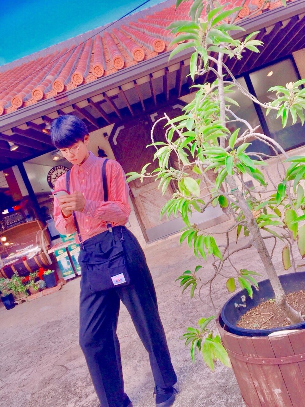 ブラック系のスニーカー、ブラック系のその他パンツ、ピンク系のシャツ/ブラウスを着用したメンズの冬コーディネートの1枚目の写真