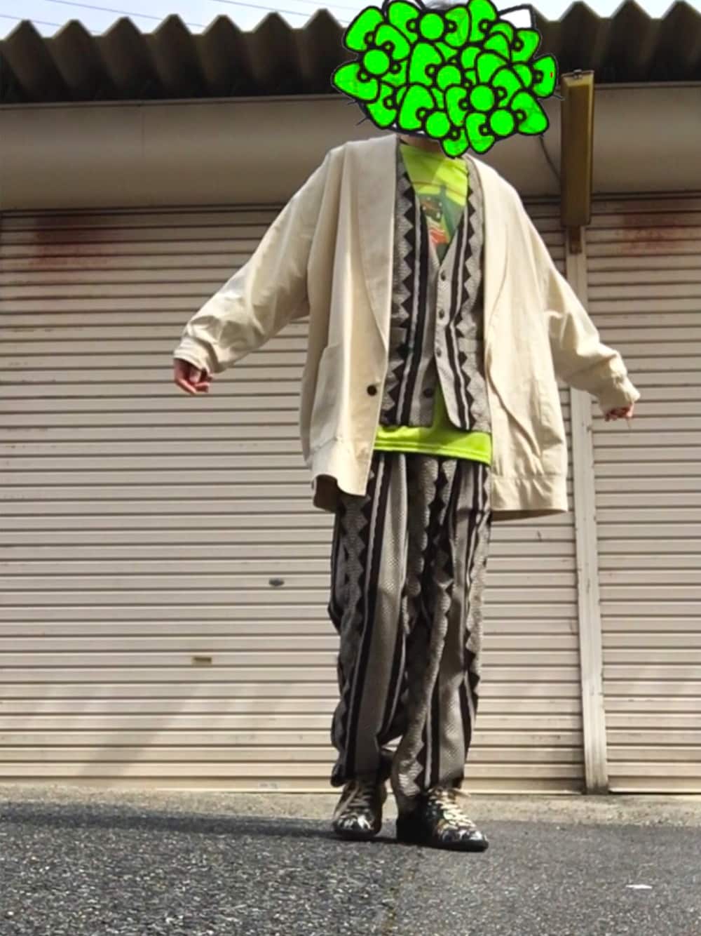 「古着、セットアップ、セットアップスタイル、DE-NA-LI、マルジェラ、MARGIELA、ジャーマントレーナー、春」｜「DE-NA-LIのアイテム（テーラードジャケット、ベージュ系）」を使った、顔で虫が氏ぬさん（メンズ・173cm）の春コーディネートの1枚目の写真