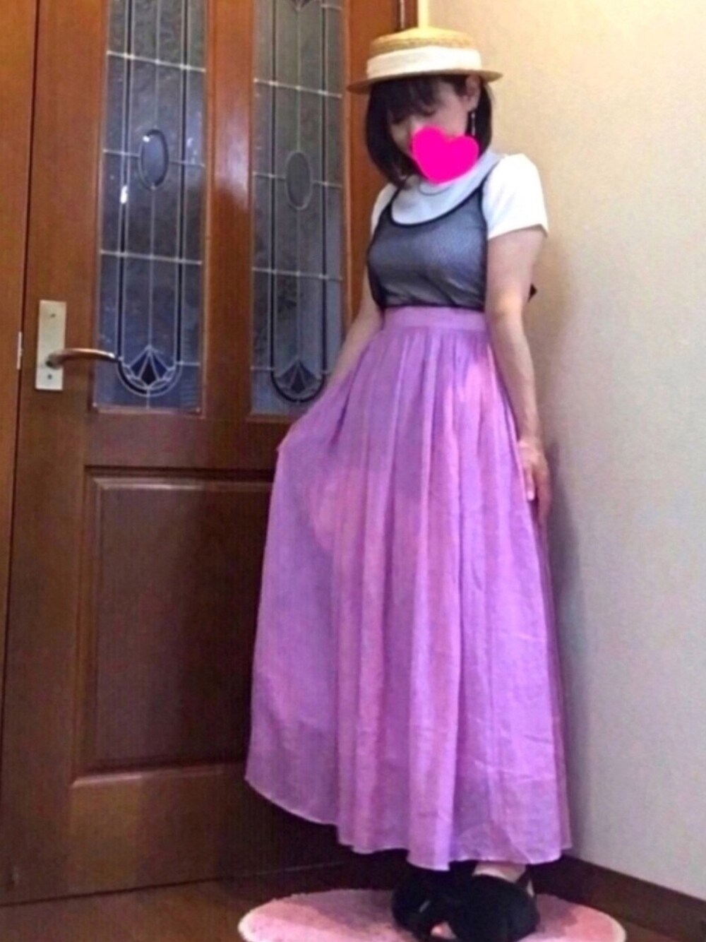 ホワイト系のTシャツ/カットソー、ブラック系のワンピース、パープル系のスカートを着用したレディースの夏コーディネートの1枚目の写真