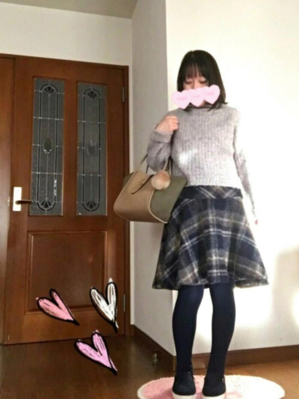 ブラウン系のニット/セーター、ブルー系のスカート、ベージュ系のトートバッグを着用したレディースの冬コーディネートの1枚目の写真