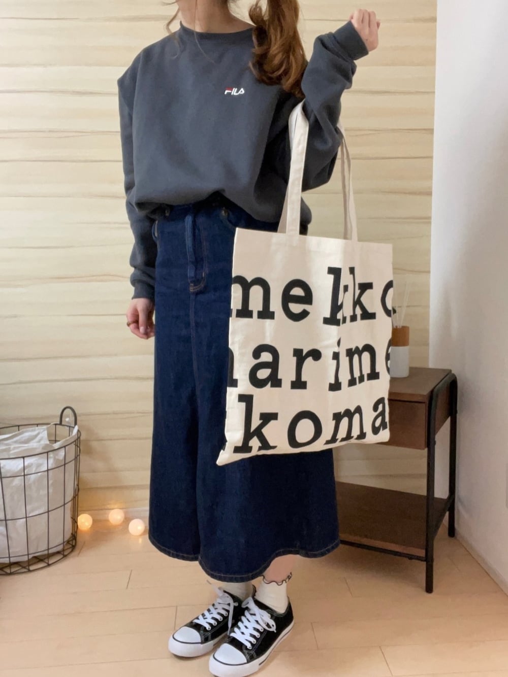 ホワイト系のトートバッグ、ブルー系のスウェット、ブルー系のデニムスカートを着用したレディースの春コーディネートの1枚目の写真