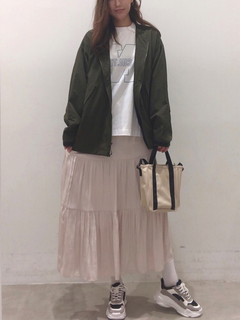 「春コーデ、スニーカーコーデ、ティアードスカート、高身長女子、お洒落さんとつながりたい、相互フォロー、ノーカラージャケット、ロゴT、オトナカジュアル、カジュアル」｜「koeのダブルピアス＊（ピアス（両耳用）、ゴールド系）」を使った、ayaさん（レディース・172cm）の春コーディネートの1枚目の写真