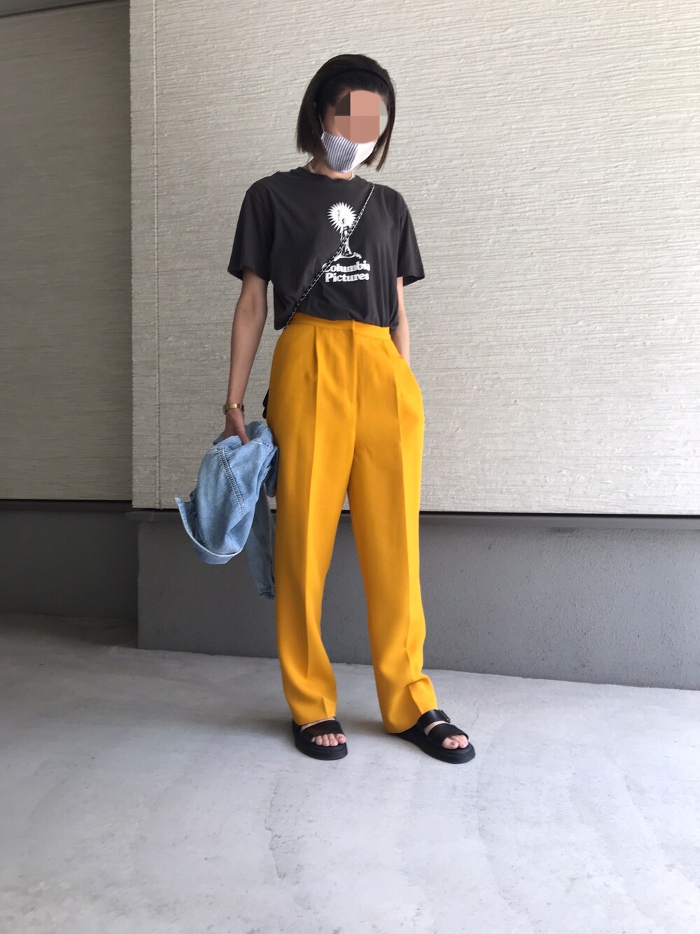 「トゥデイフル、カラーパンツ、休日スタイル、デニムジャケット、大人コーデ、カジュアルコーデ、chanel、サンダル、オトナカジュアル、アラフォー」｜「TODAYFULのアイテム（スラックス、オレンジ系）」を使った、おきゅさん（レディース・167cm）の春コーディネートの1枚目の写真