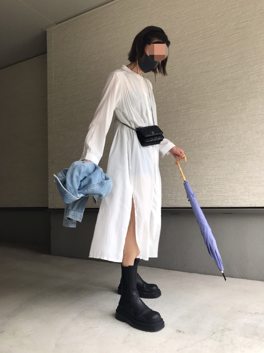 「オトナ女子、白ワンピース、ブーツ、はるコーデ、シアーシャツ、モノトーンコーデ、ワンピース、白シャツ、ボッテガヴェネタ、デニムジャケット」｜「Fanfan Closetのアイテム（シャツワンピース、ホワイト系）」を使った、おきゅさん（レディース・167cm）の春コーディネートの1枚目の写真