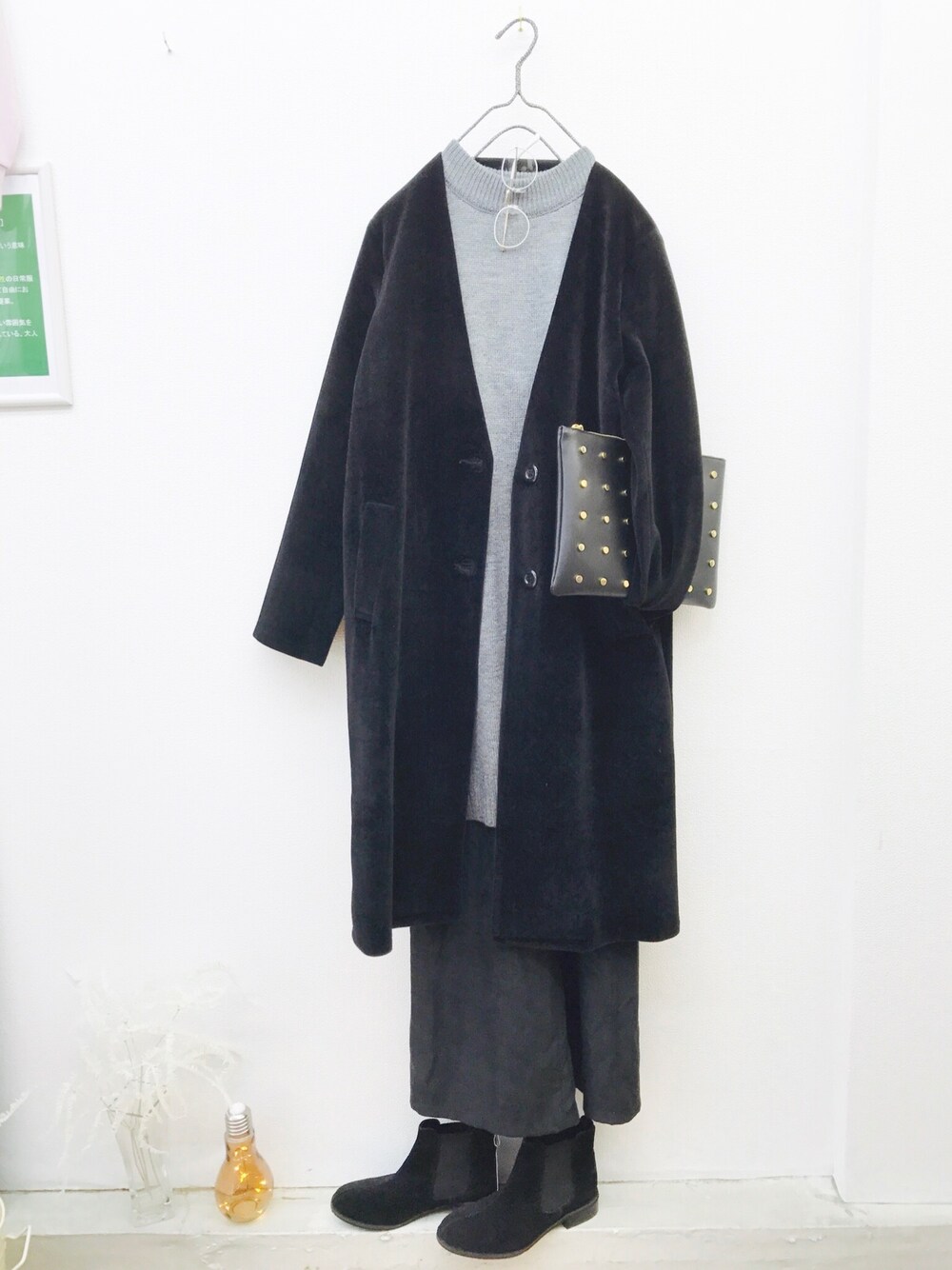 「秋のコーデ、大人カジュアル、黒、シンプル、ニット」｜「STEPHENの【ステファン】 スタッズクラッチBAG（クラッチバッグ、ブラック系）」を使った、suhanaさん（レディース・165cm）の秋コーディネートの1枚目の写真