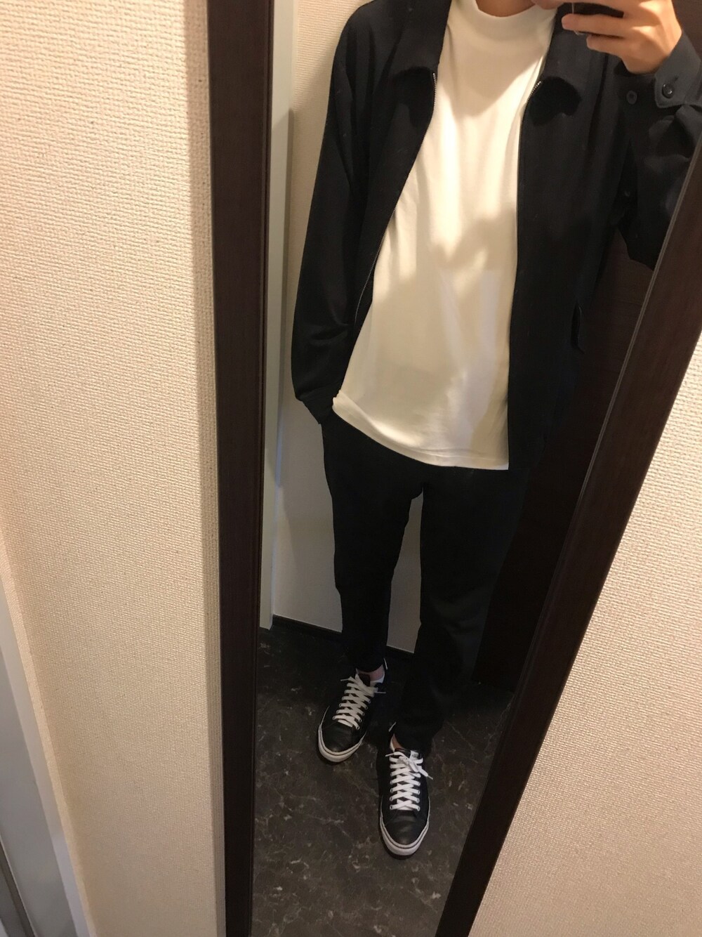 「キレイめ、スラックス、モノトーンコーデ、VANS」｜「UNIQLOのアイテム（スラックス、ブラック系）」を使った、soooisoiさん（メンズ・175cm）の秋コーディネートの1枚目の写真