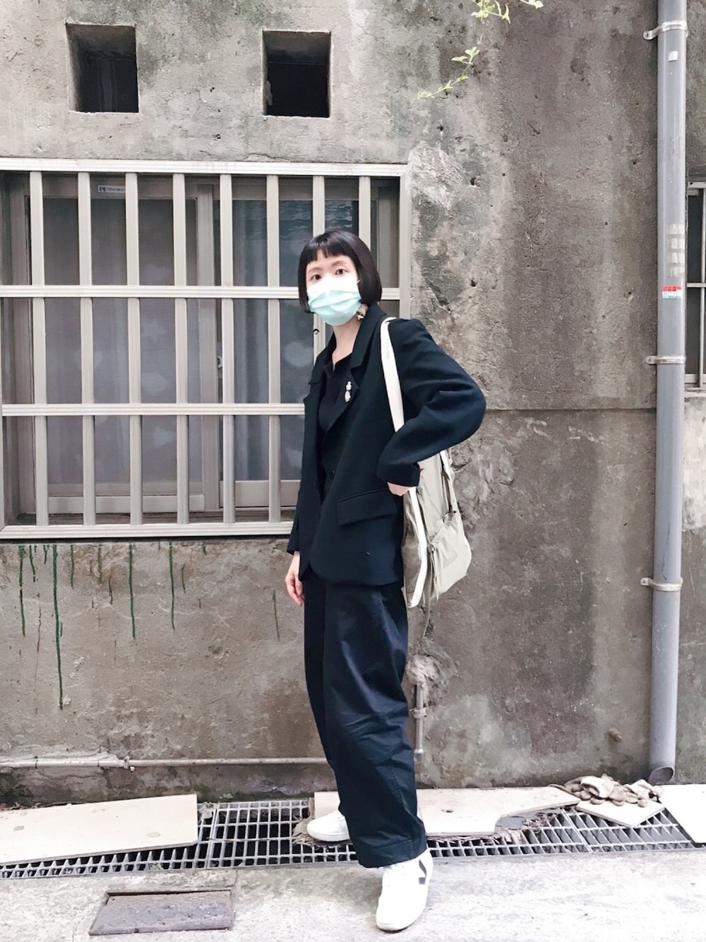 「black、working style」｜「JOLIN WUのアイテム（テーラードジャケット、ブラック系）」を使った、Enid Liaoさん（レディース・163cm）の春コーディネートの1枚目の写真