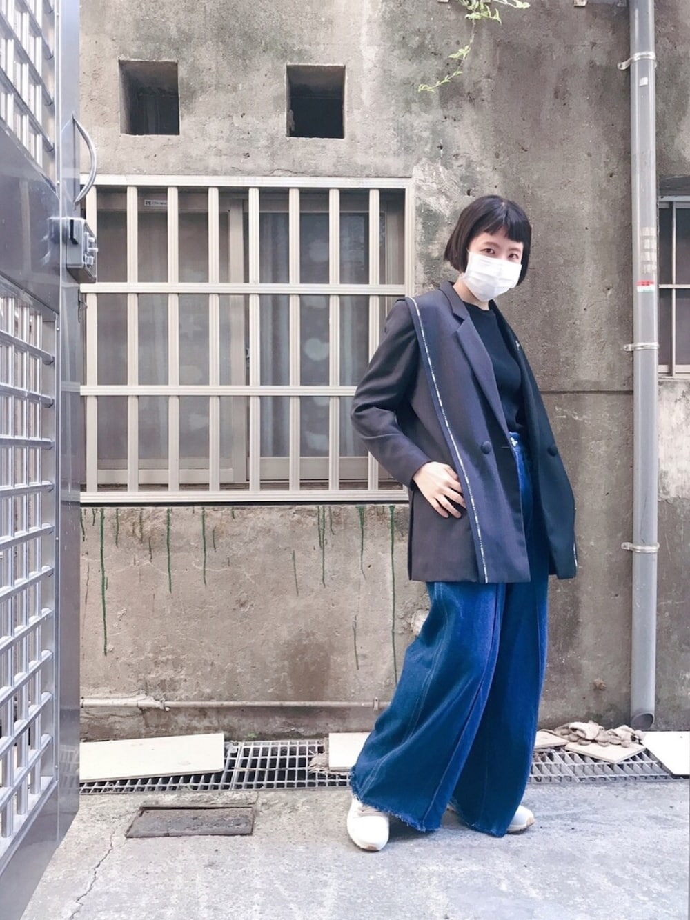 「Suit、working style、jeans」｜「12:21 my brandのアイテム（テーラードジャケット、グレー系）」を使った、Enid Liaoさん（レディース・163cm）の春コーディネートの1枚目の写真