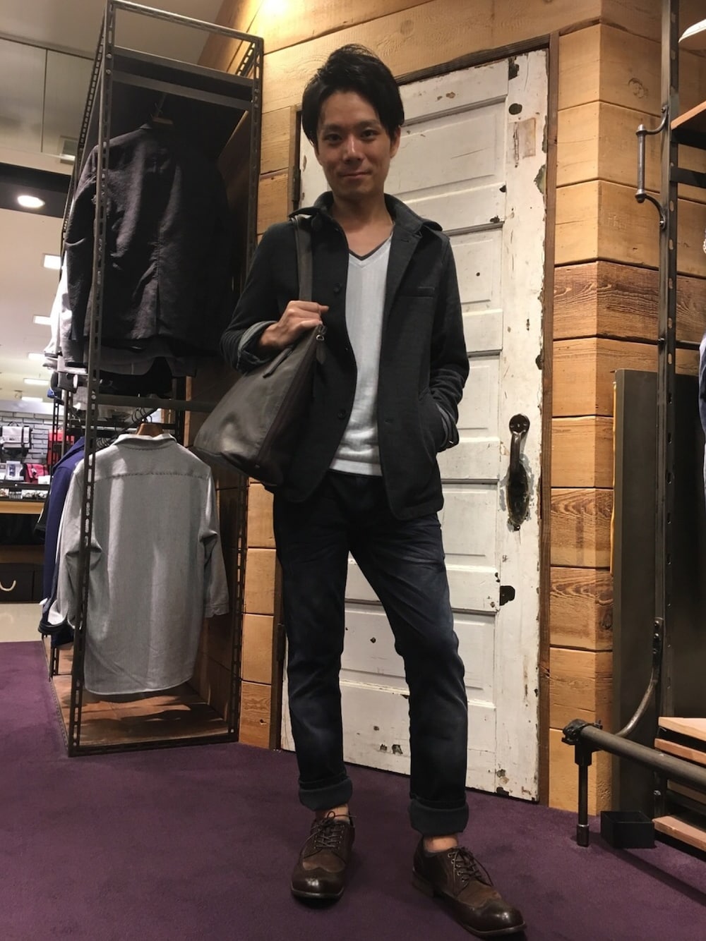 グレー系のその他アウター、ブルー系のデニムパンツ、ブラウン系のドレスシューズを着用したメンズの夏コーディネートの1枚目の写真