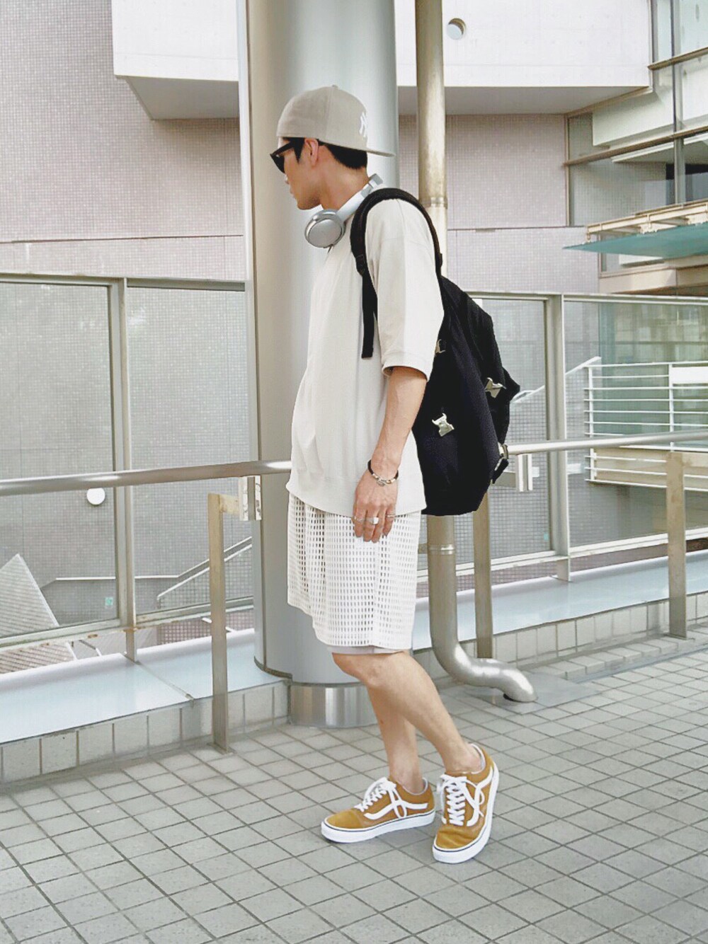 ホワイト系のその他パンツ、イエロー系のスニーカー、ベージュ系のTシャツ/カットソーを着用したメンズの春コーディネートの1枚目の写真