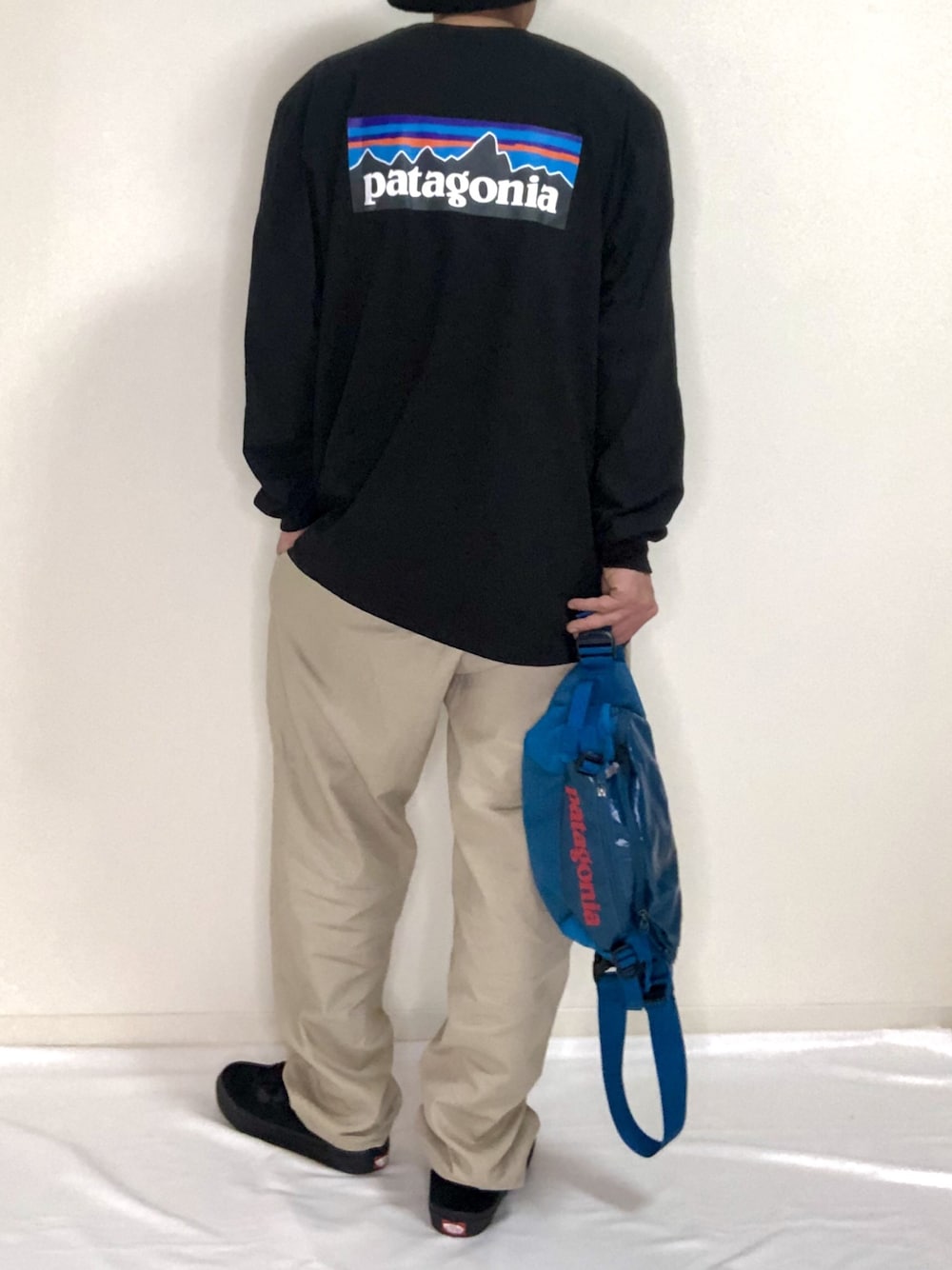 「patagonia、ショルダーバッグ、2020ss、春夏コーデ、ロンT、ブラック、VANS」｜「patagoniaのパタゴニア / ブラックホール・ウエスト・パック（ボディバッグ/ウエストポーチ、ブルー系）」を使った、ひでぼうさん（メンズ・173cm）の冬コーディネートの1枚目の写真