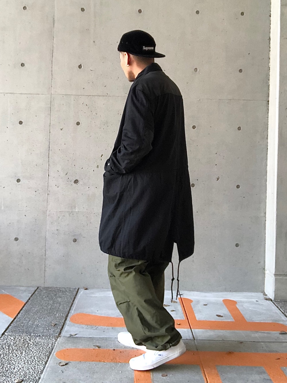 「supreme、VANS、Revo.、黒、カーキ、ワイドパンツ、スリッポン」｜「Supreme のアイテム（キャップ、ブラック系）」を使った、ひでぼうさん（メンズ・173cm）の春コーディネートの1枚目の写真