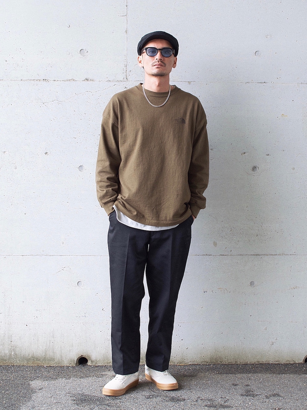「ハンチング、VANS、レイヤードスタイル、カットソー、休日スタイル、オトナカジュアル、シンプル」｜「CPHのCPH/シーピーエイチ/420TW HUNTING TWILL/ハンチング（ハンチング/ベレー帽、ブラック系）」を使った、ひでぼうさん（メンズ・173cm）の春コーディネートの1枚目の写真
