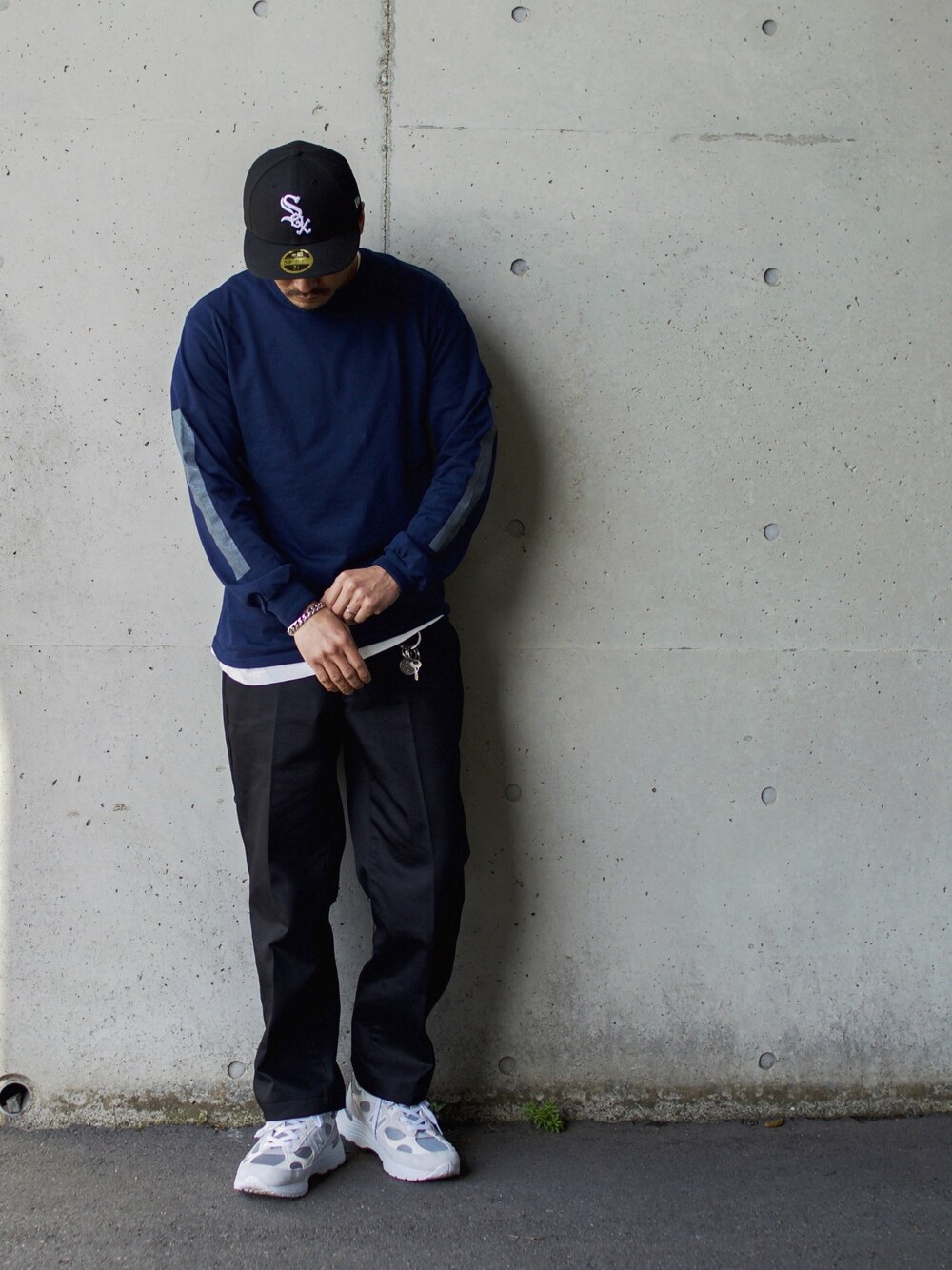 「ネイビー、ロンT、カットソー、NEW ERA、キャップ、スニーカー、ニューバランス、シンプルコーデ」｜「M992のアイテム（スニーカー、ホワイト系）」を使った、ひでぼうさん（メンズ・173cm）の春コーディネートの1枚目の写真