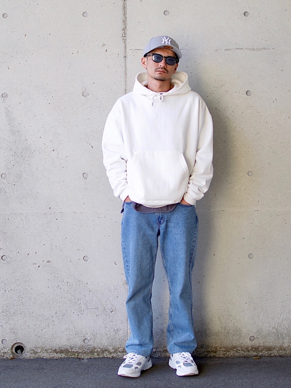 「シンプル、パーカー、デニム、スニーカー、休日コーデ、白パーカー、キャップ、NEWERA」｜「JACKROSEのJE-抗菌加工・USAコットン-BIGプルパーカー（パーカー、ホワイト系）」を使った、ひでぼうさん（メンズ・173cm）の春コーディネートの1枚目の写真