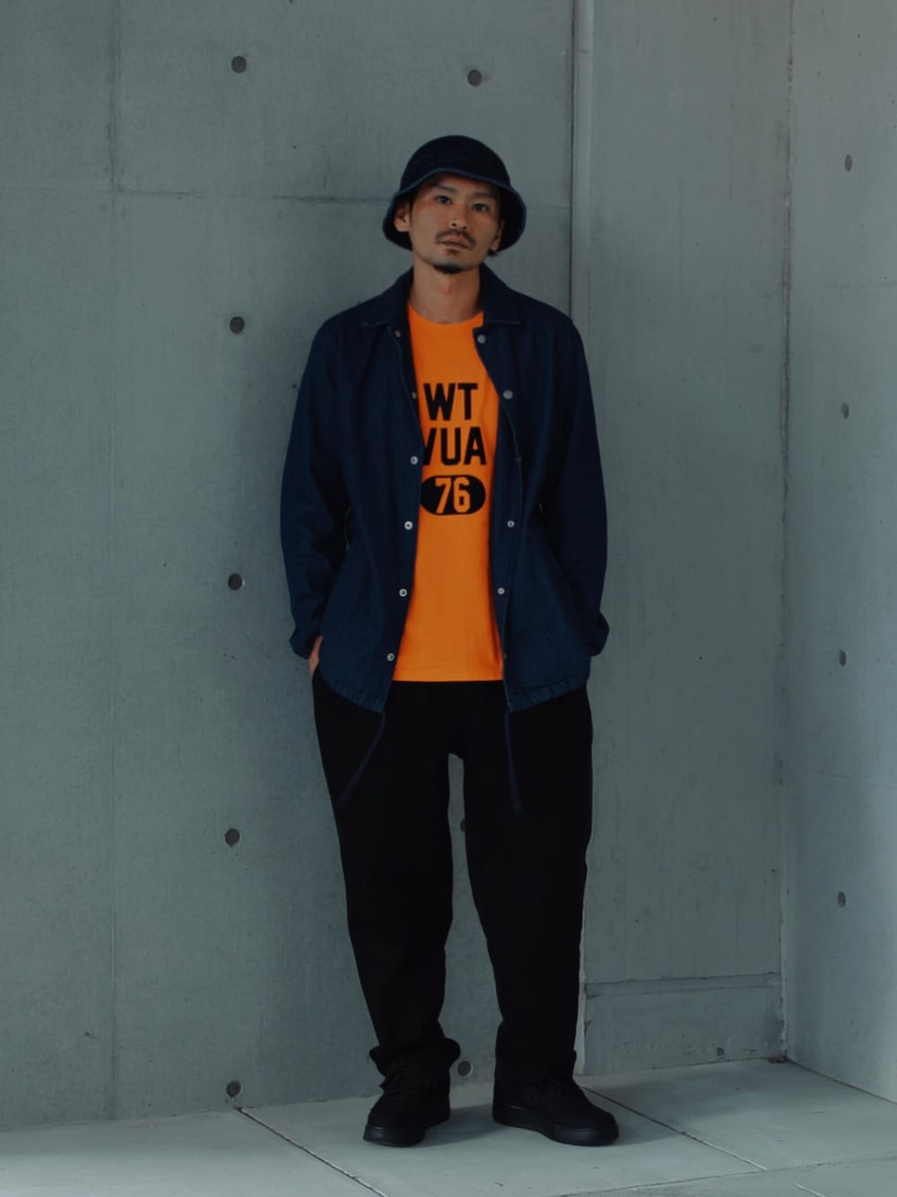「wtaps、stussy、NIKE、春コーデ、オレンジ、Tシャツ」｜「WTAPSのアイテム（Tシャツ/カットソー、オレンジ系）」を使った、ひでぼうさん（メンズ・173cm）の春コーディネートの1枚目の写真